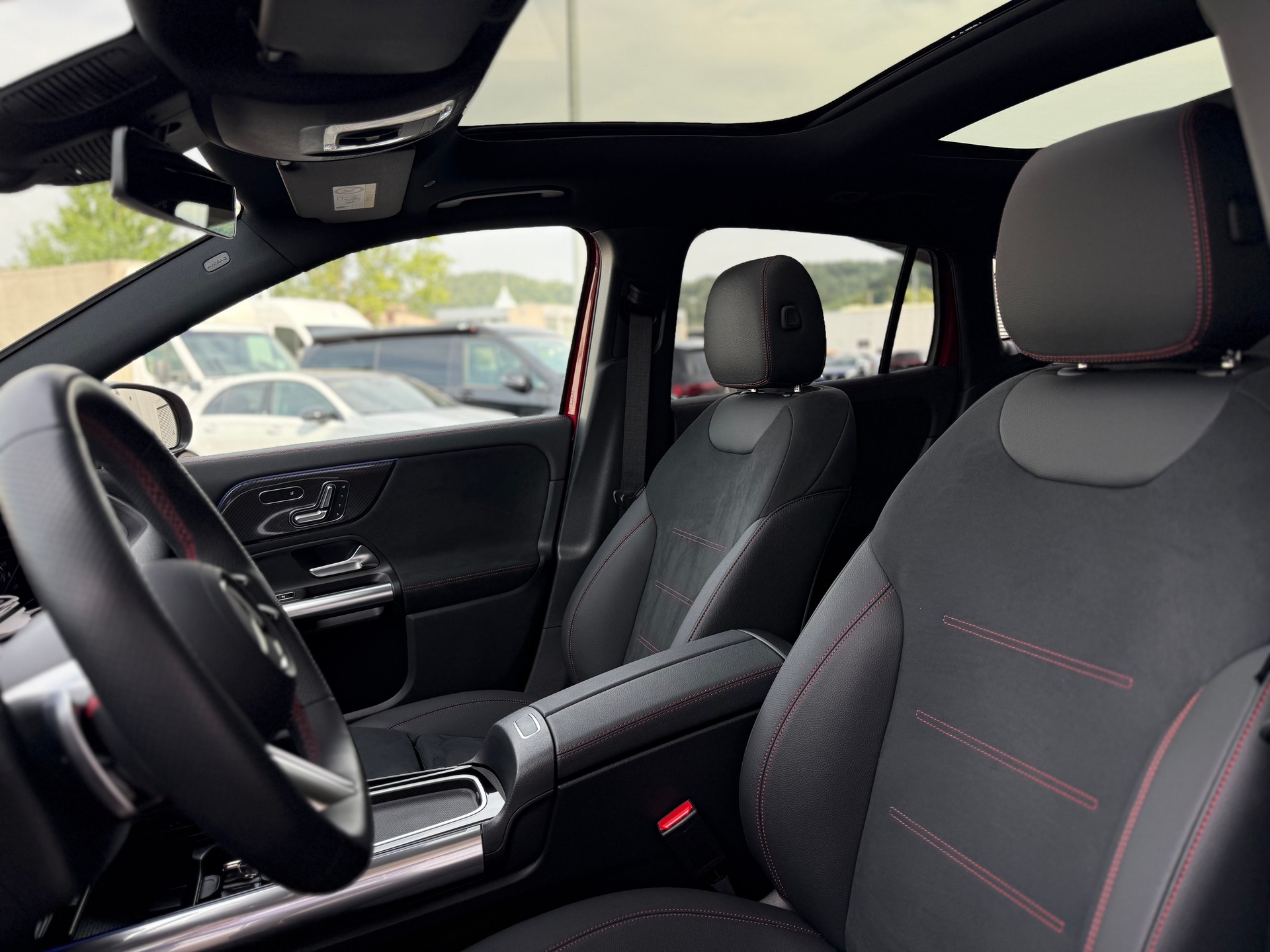 MERCEDES-BENZ GLA 200 AMG Line Night Star 7G-DCT-image-4