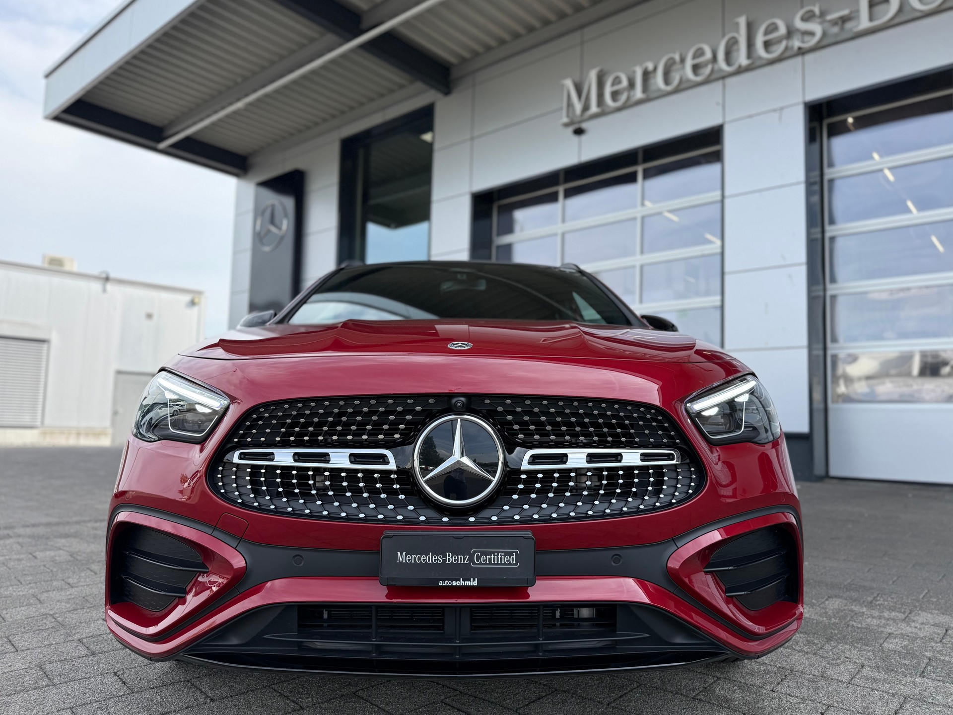 MERCEDES-BENZ GLA 200 AMG Line Night Star 7G-DCT-image-2