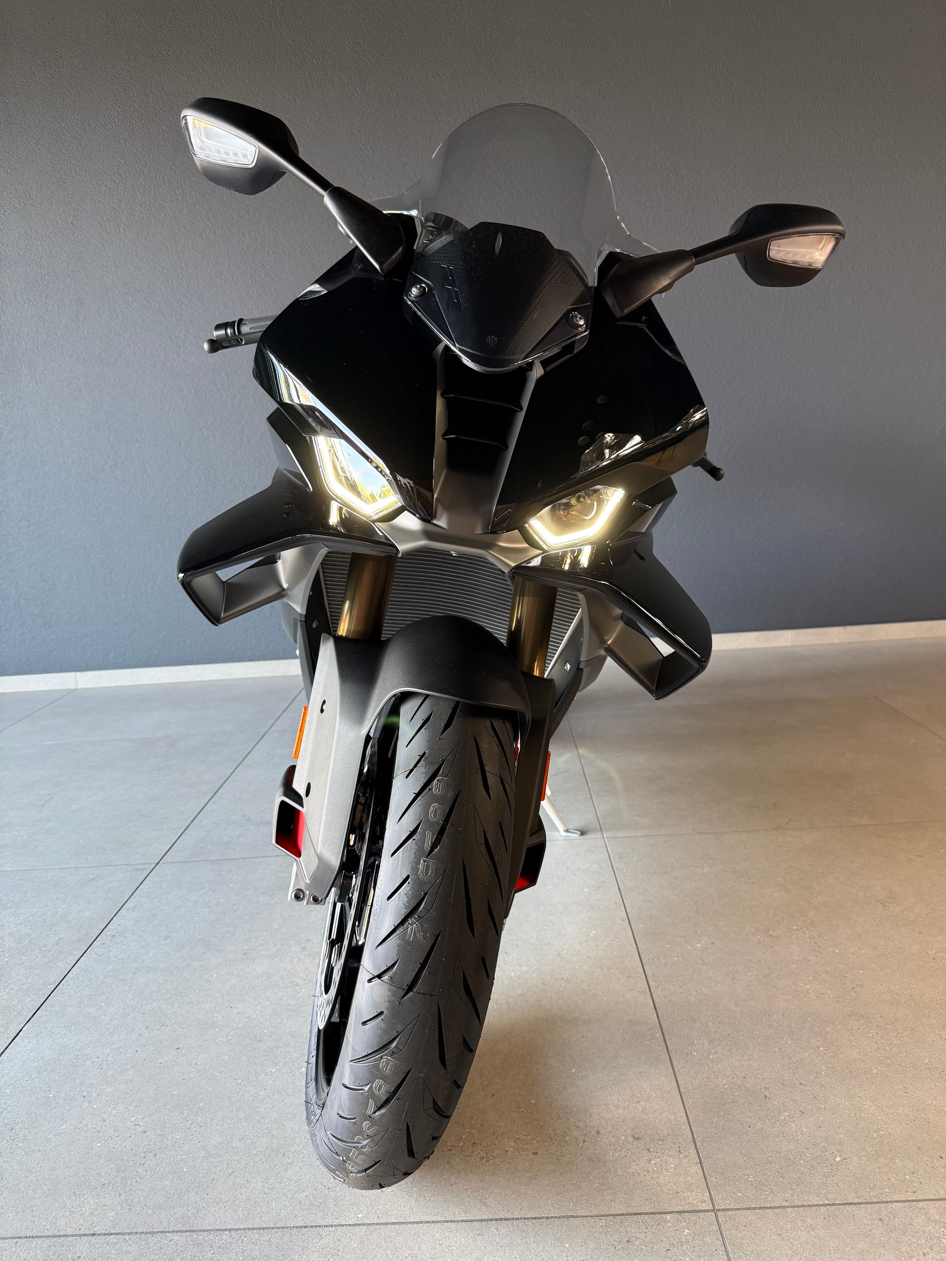 BMW S 1000 RR-showroom-element-2