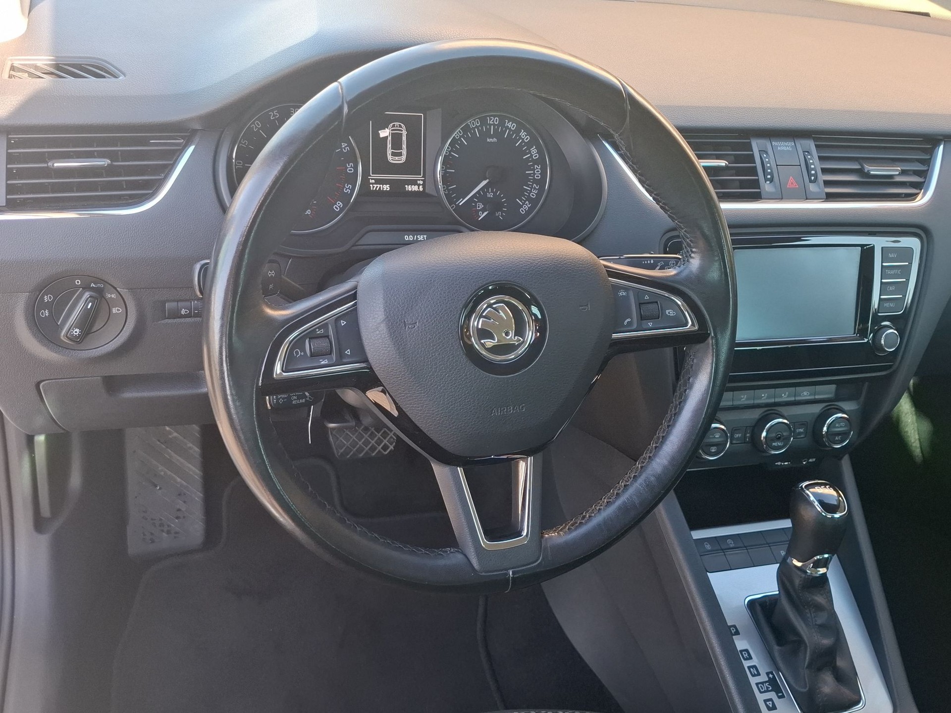 SKODA Octavia Combi 1.6 TDI Ambition DSG-image-9