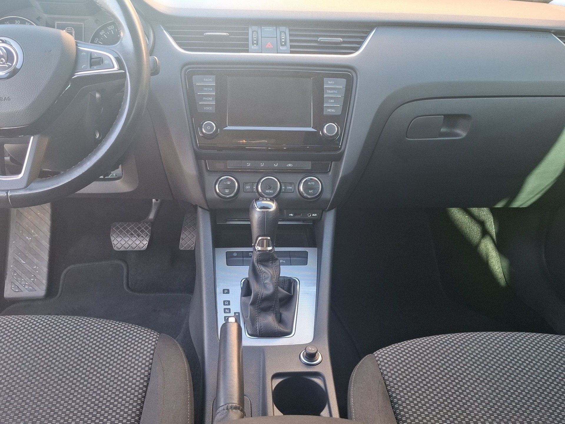 SKODA Octavia Combi 1.6 TDI Ambition DSG-image-11