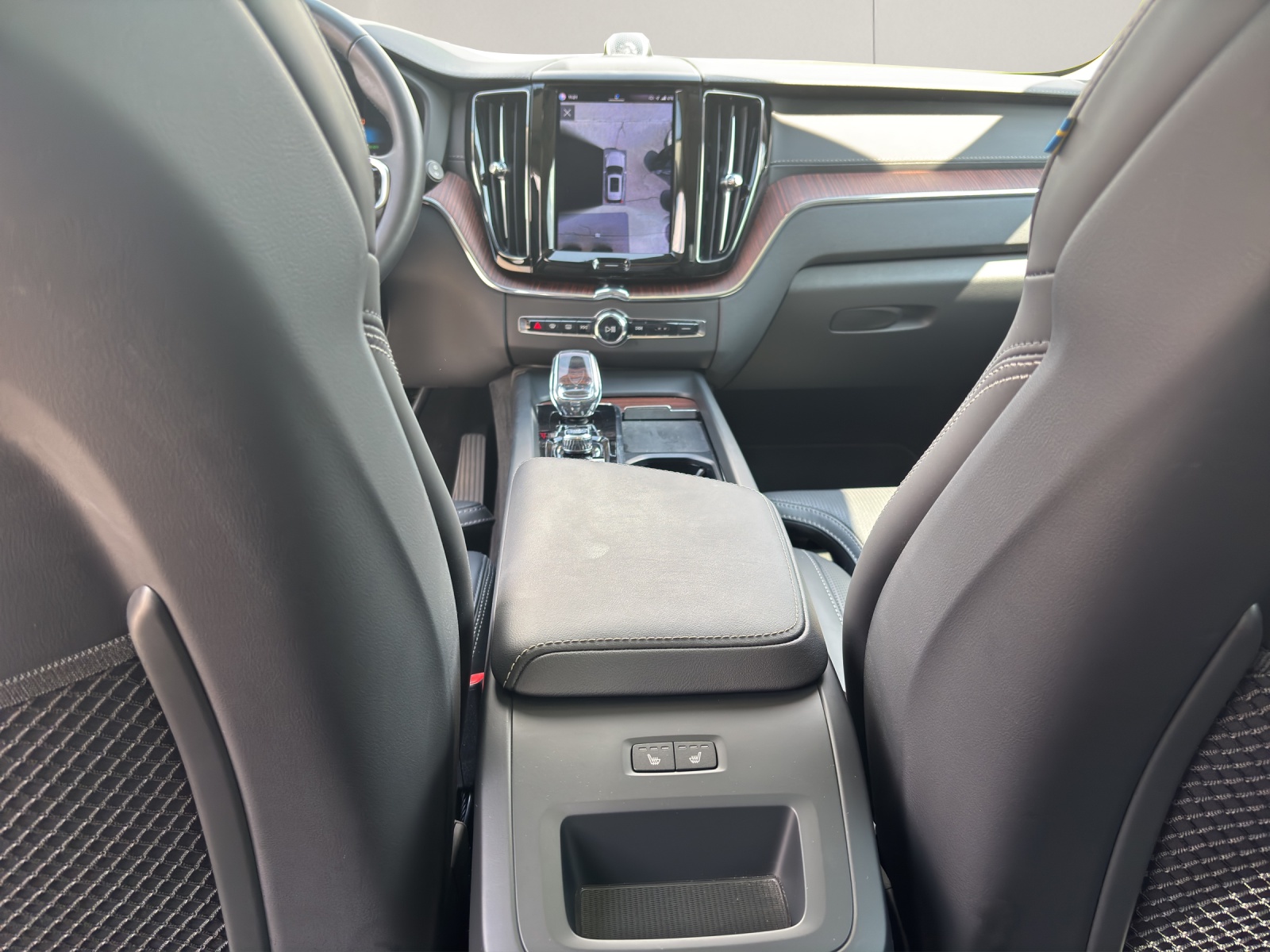 VOLVO XC60 2.0 T6 TE Ultimate Dark eAWD-image-9
