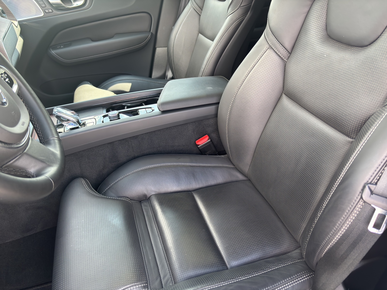 VOLVO XC60 2.0 T6 TE Ultimate Dark eAWD-image-5