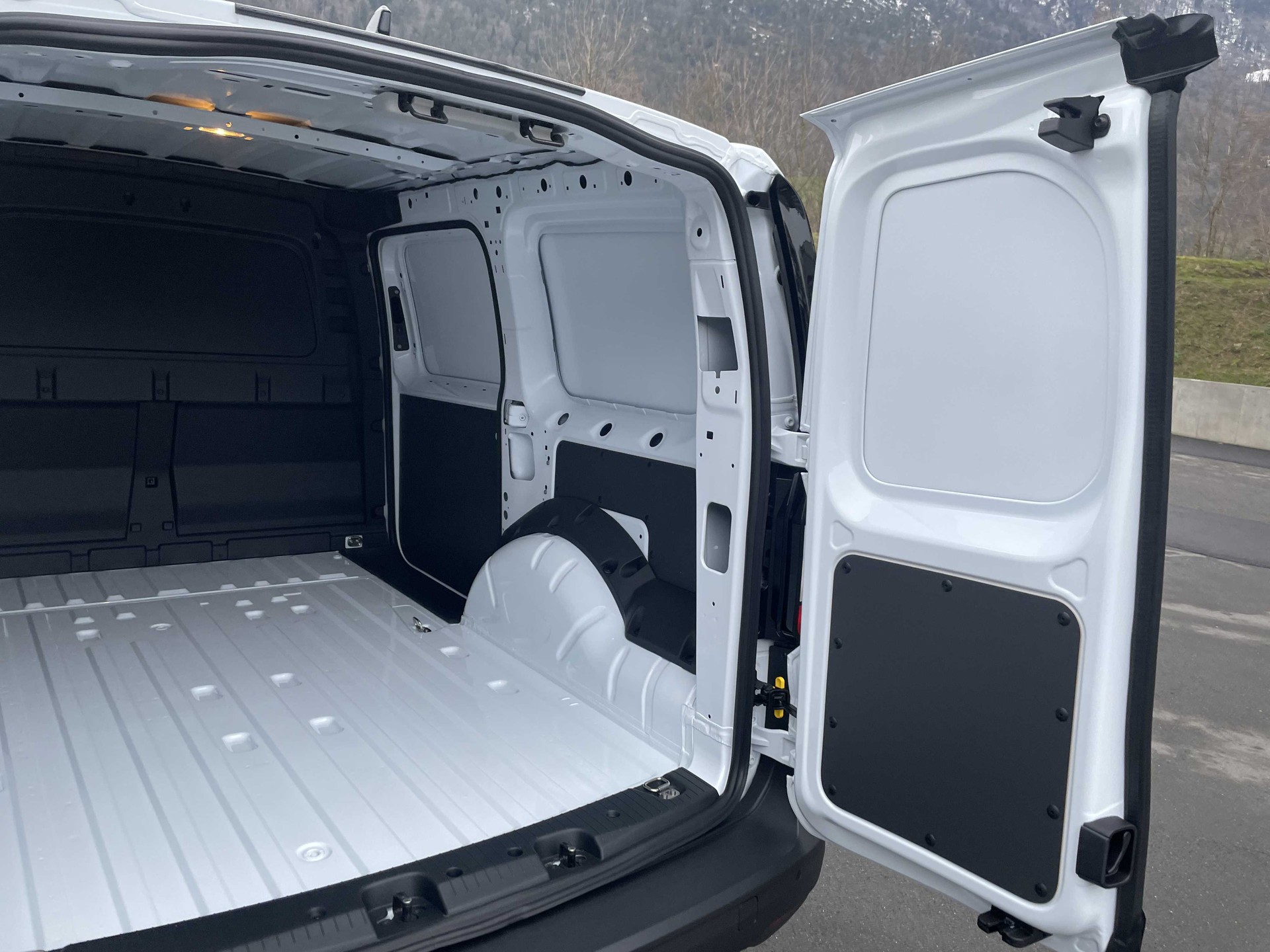 FORD Grand Transit Connect Kaw. 2.0 EcoBlue 122PS Trend 4x4-image-23