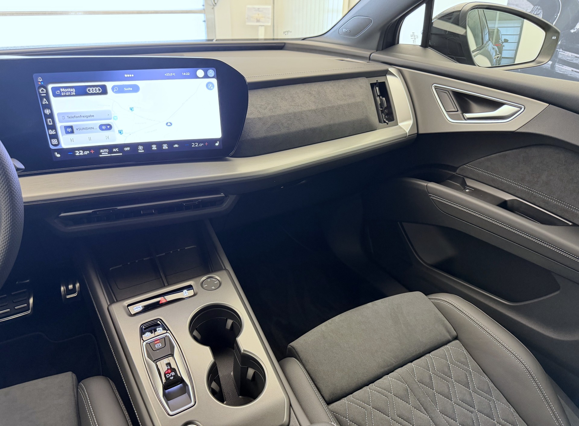 AUDI Q4 e-tron SUV quattro performance Swiss Ski-image-17