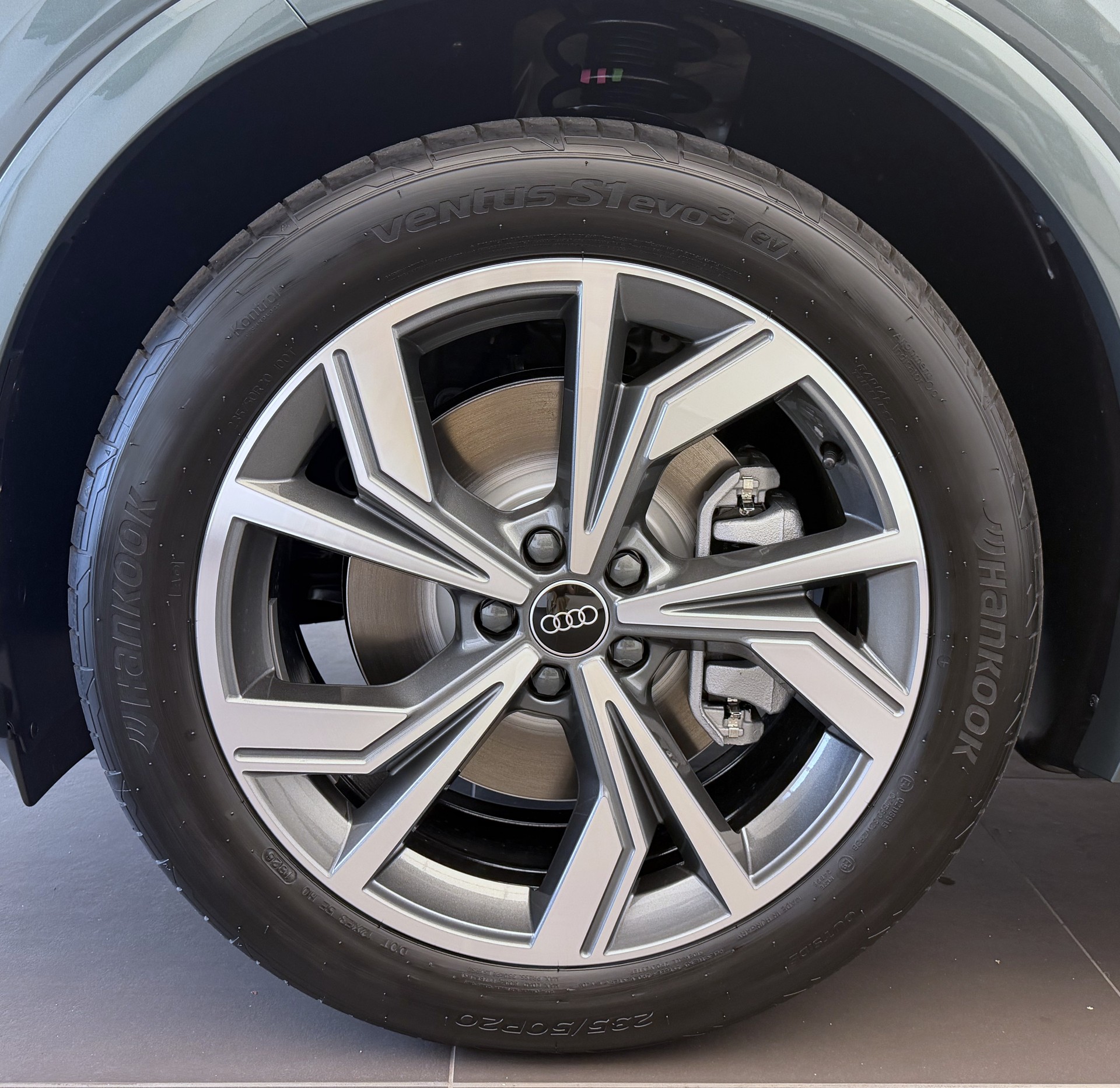 AUDI Q4 e-tron SUV quattro performance Swiss Ski-image-2