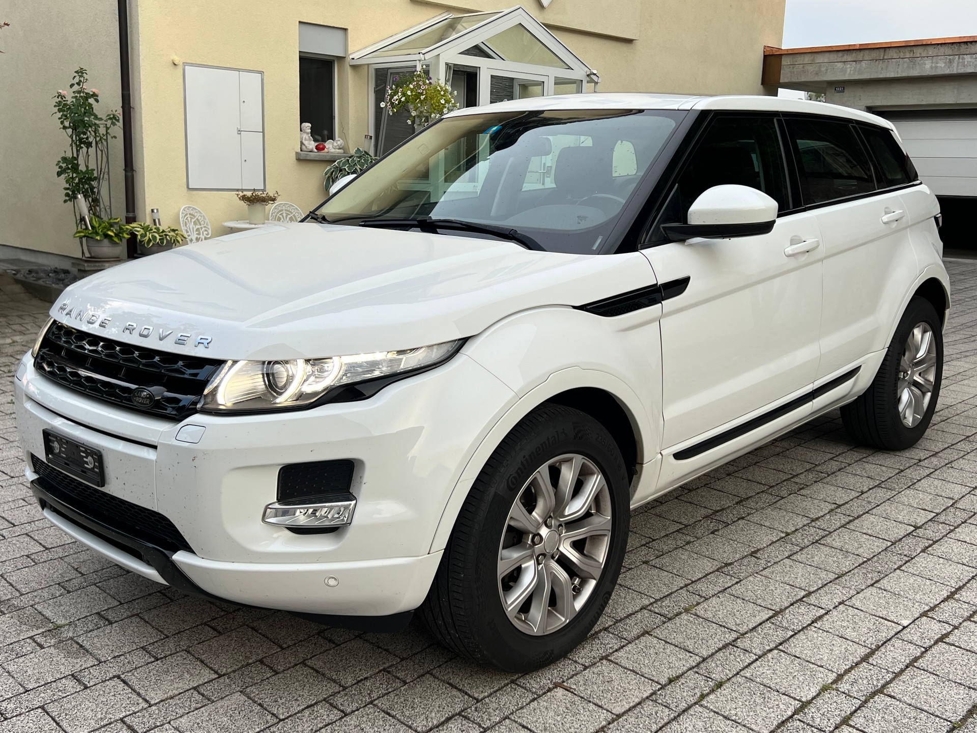LAND ROVER Range Rover Evoque 2.2 TD4 Dynamic AT9-image-0