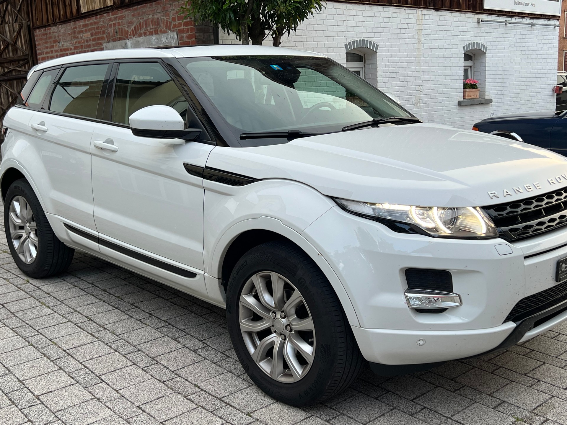 LAND ROVER Range Rover Evoque 2.2 TD4 Dynamic AT9-image-1
