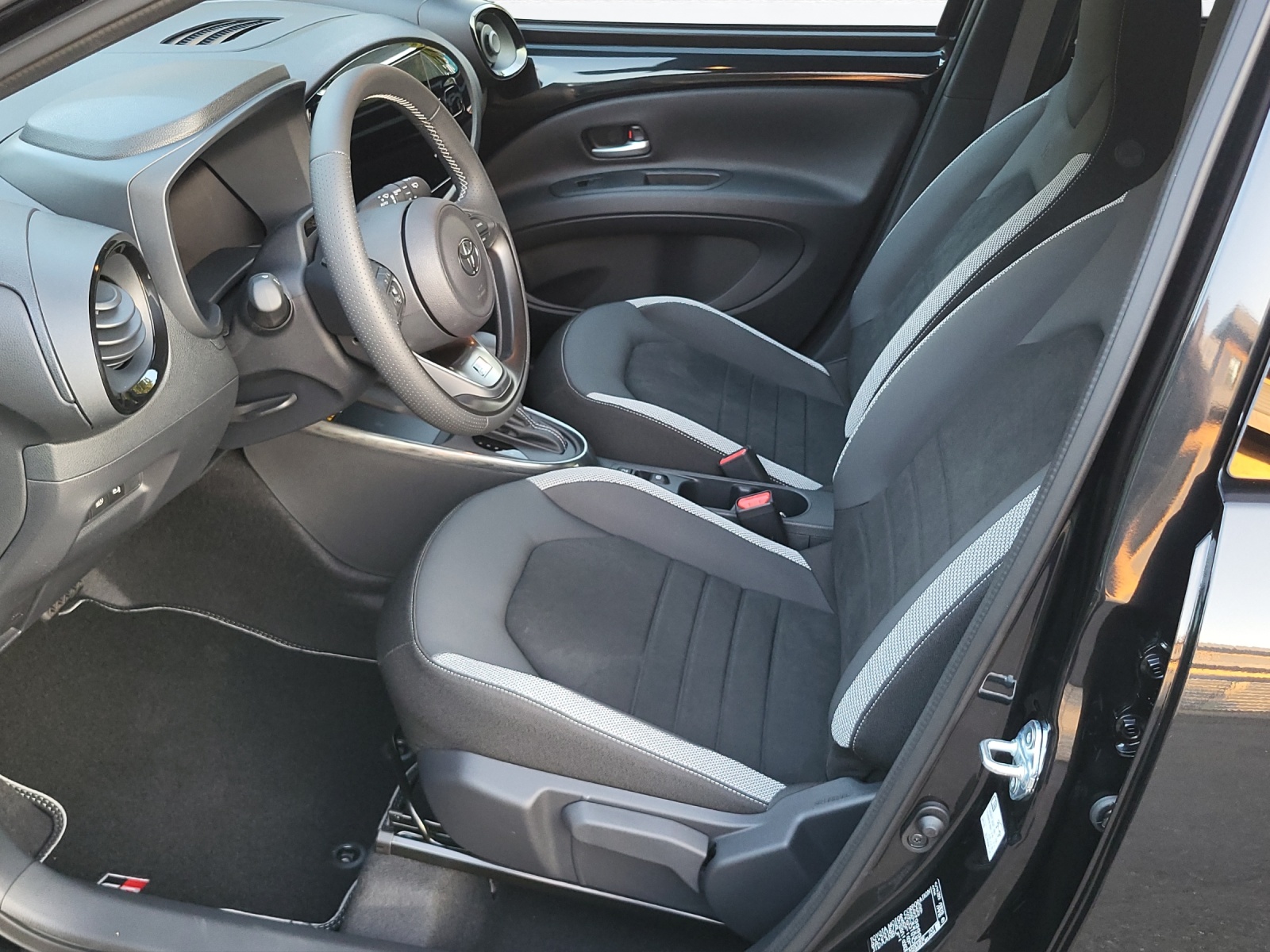 TOYOTA Aygo X 1.5 VVT-i HSD GR Sport-image-12