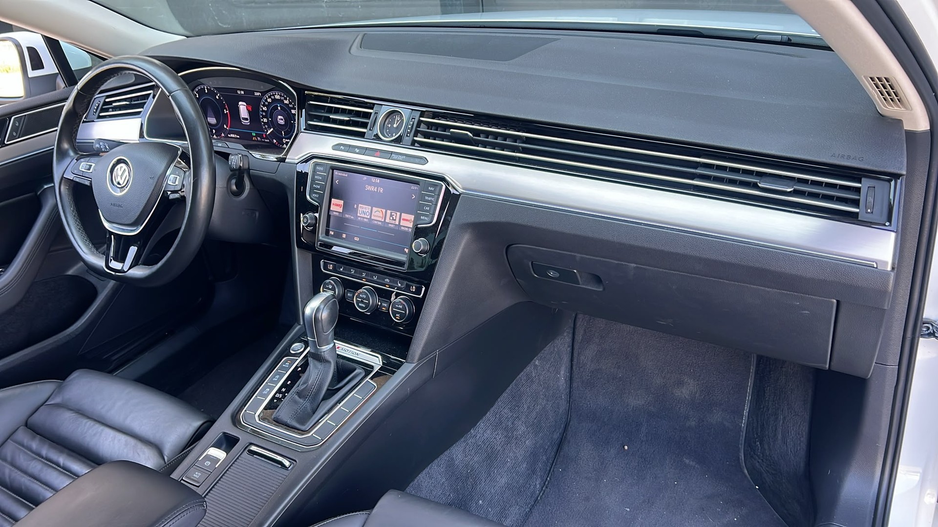 VW Passat Variant 2.0 TDI BMT Highline DSG 4Motion-image-11