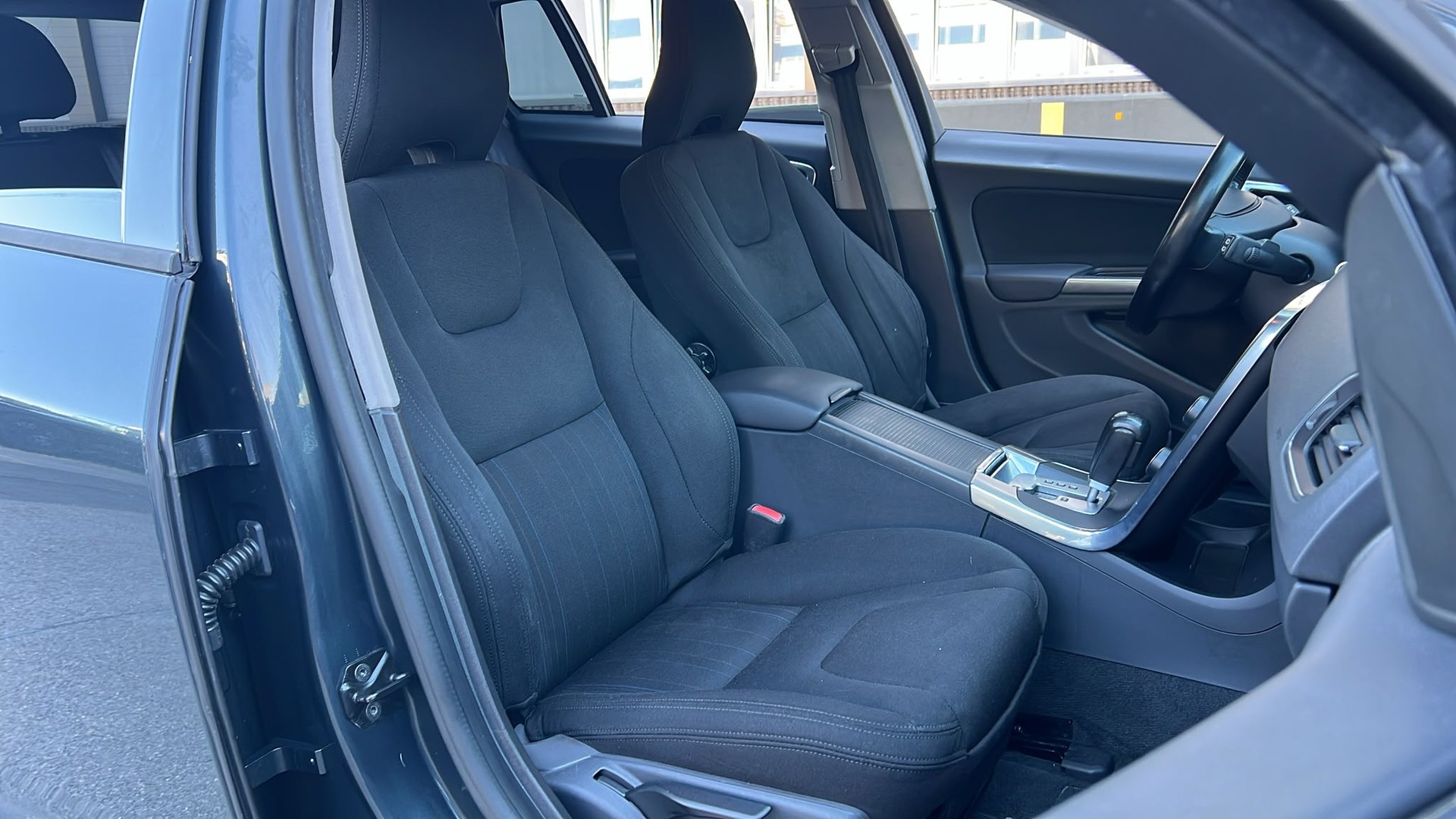 VOLVO V60 D3 Momentum Geartronic-image-11