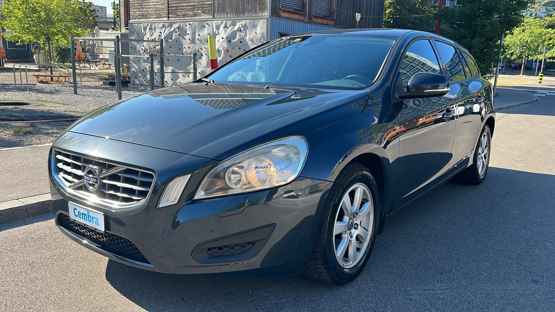 VOLVO V60 D3 Momentum Geartronic-image-0
