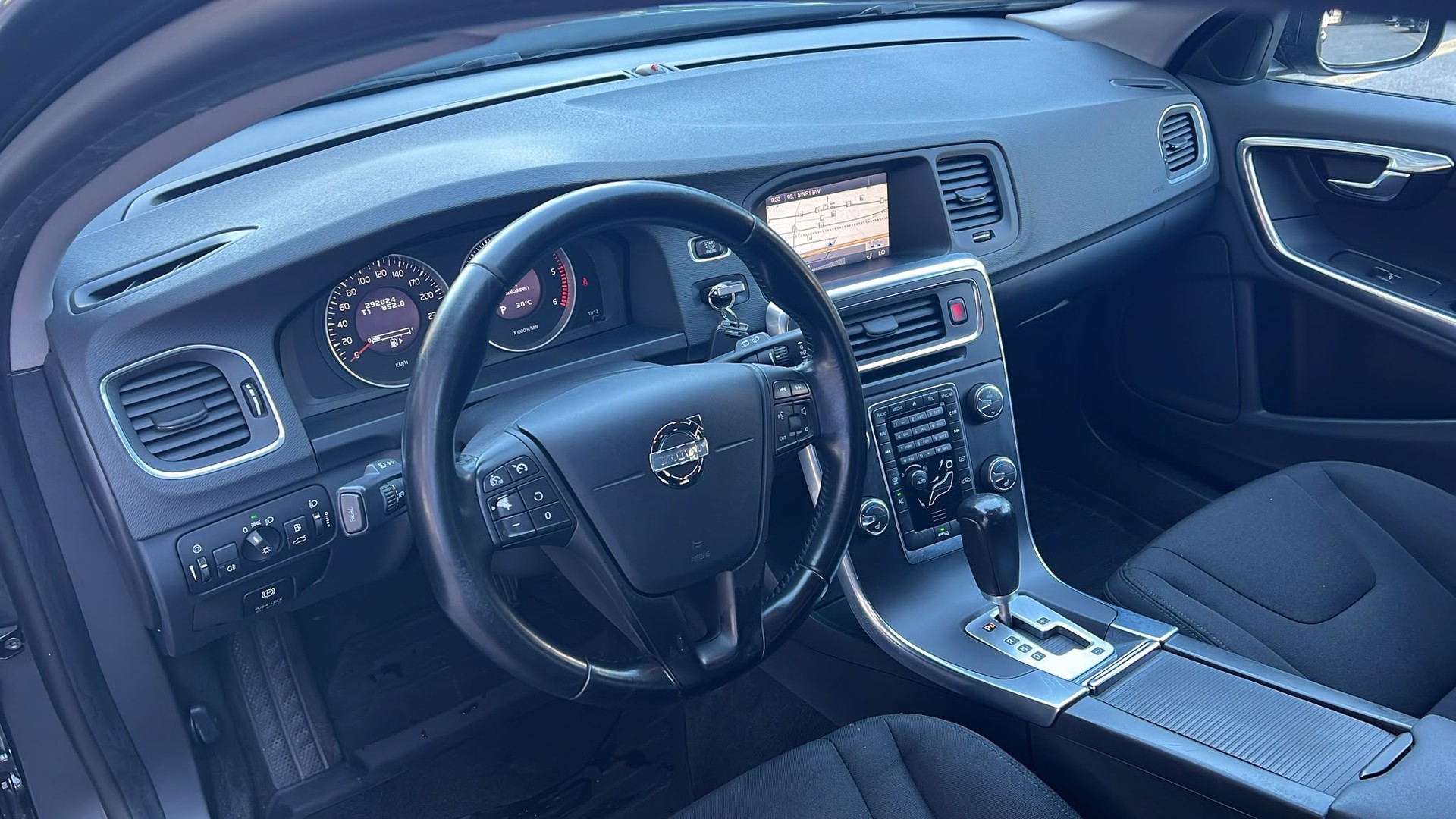 VOLVO V60 D3 Momentum Geartronic-image-8