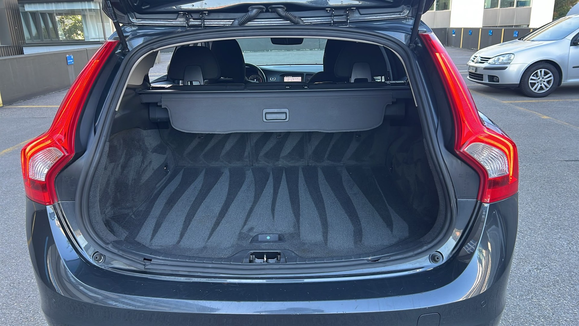 VOLVO V60 D3 Momentum Geartronic-image-15