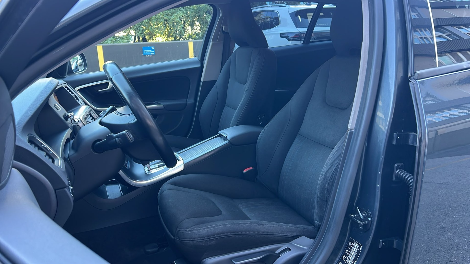 VOLVO V60 D3 Momentum Geartronic-image-10