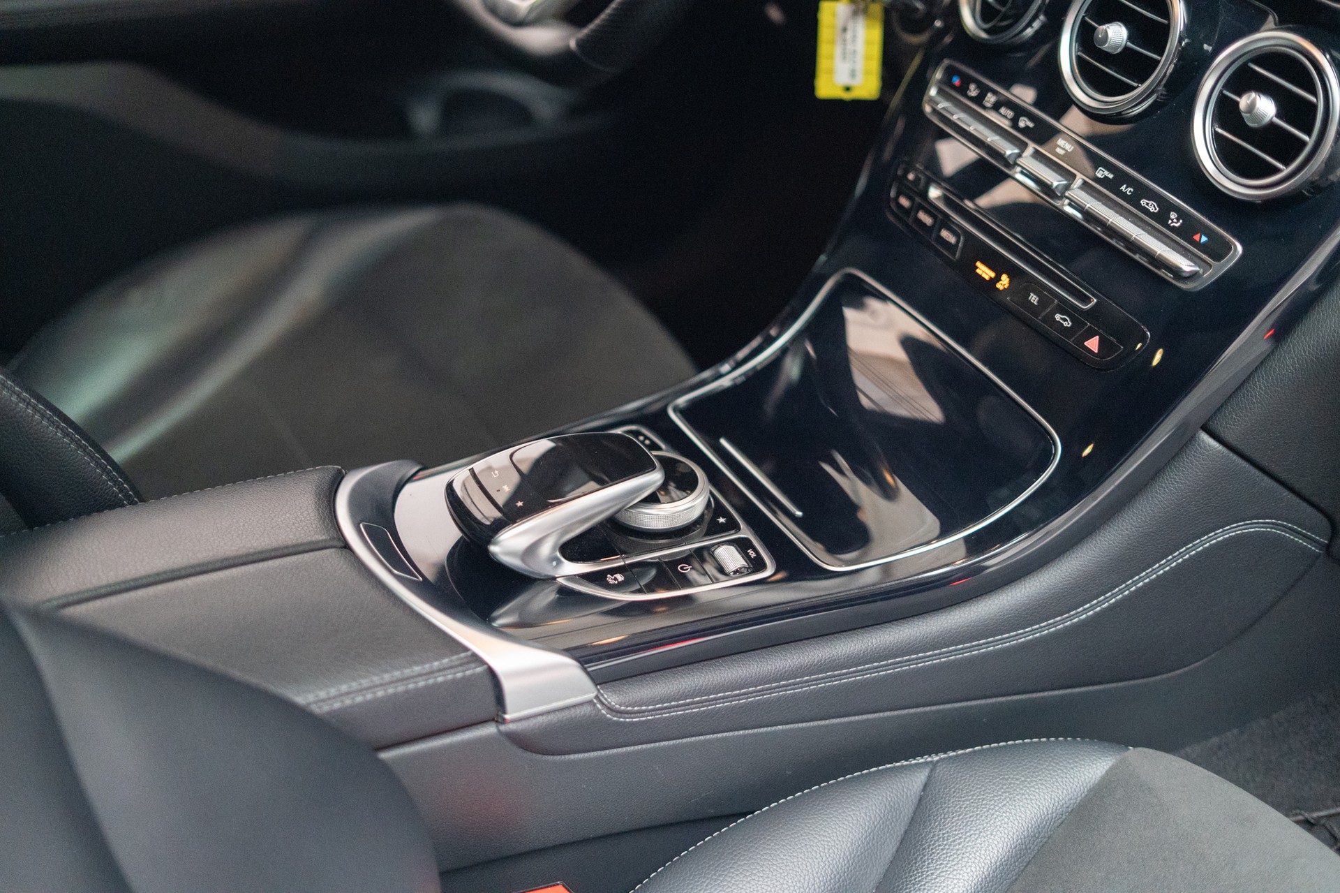 MERCEDES-BENZ GLC 250 d AMG Line 4m / CH-Fahrzeug / Panorama / Rückfahrkamera-image-18