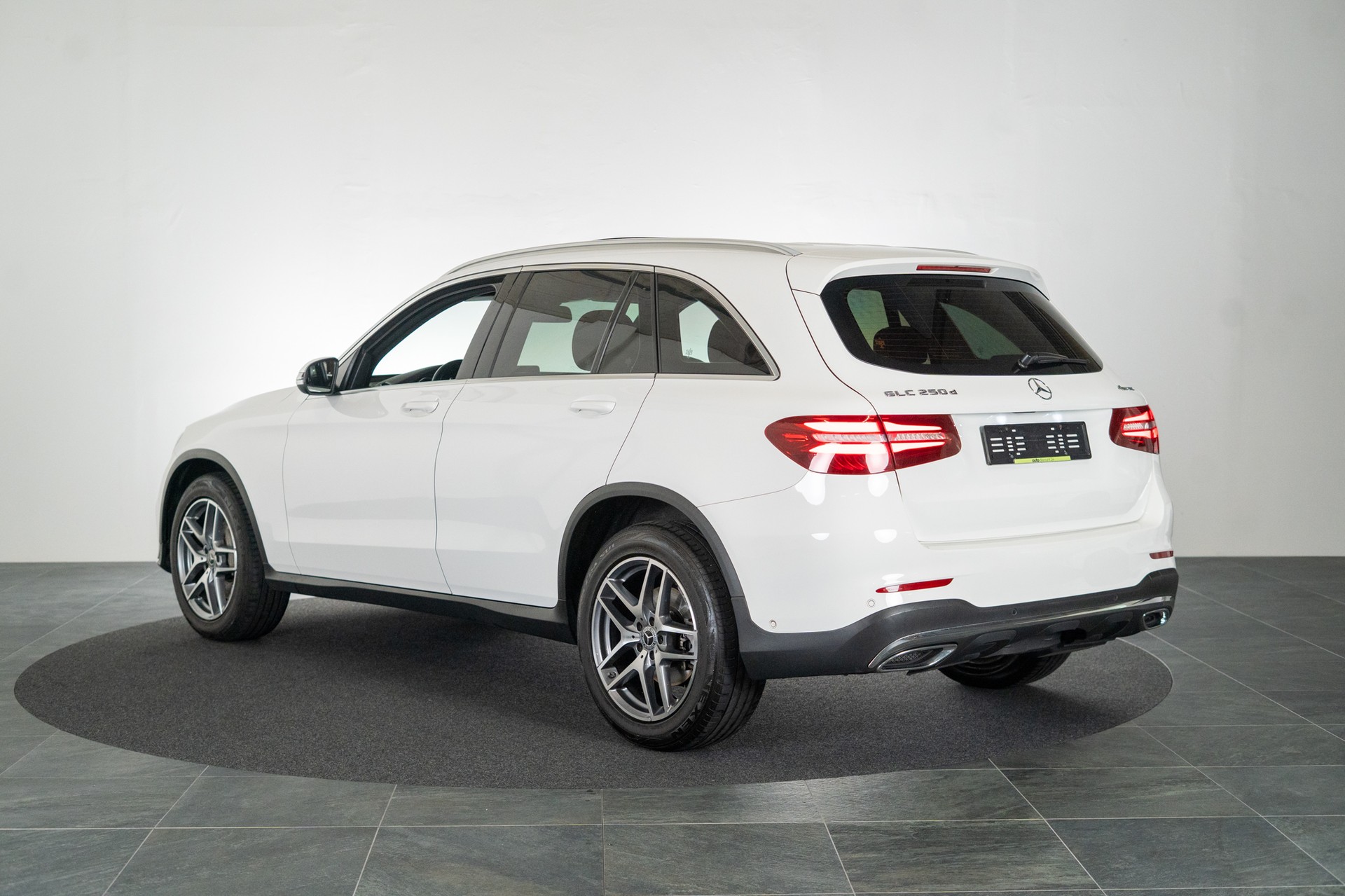 MERCEDES-BENZ GLC 250 d AMG Line 4m / CH-Fahrzeug / Panorama / Rückfahrkamera-image-3