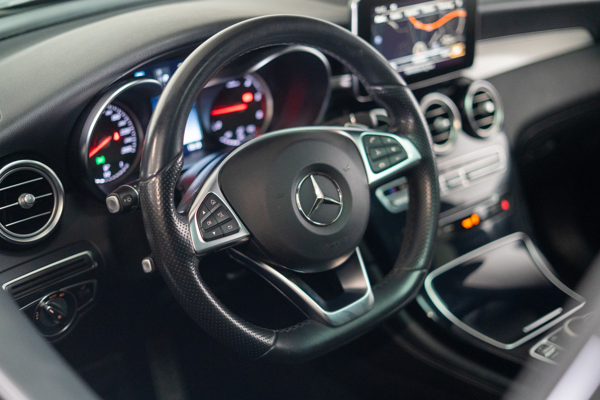 MERCEDES-BENZ GLC 250 d AMG Line 4m / CH-Fahrzeug / Panorama / Rückfahrkamera-image-7