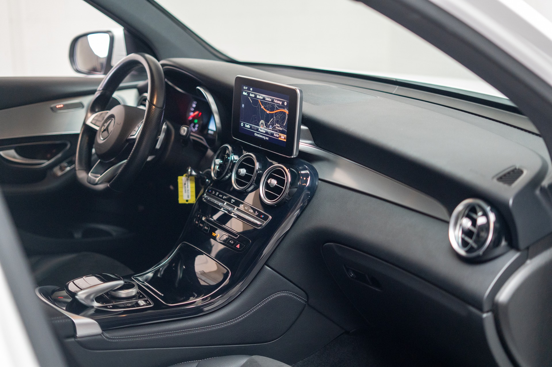 MERCEDES-BENZ GLC 250 d AMG Line 4m / CH-Fahrzeug / Panorama / Rückfahrkamera-image-15