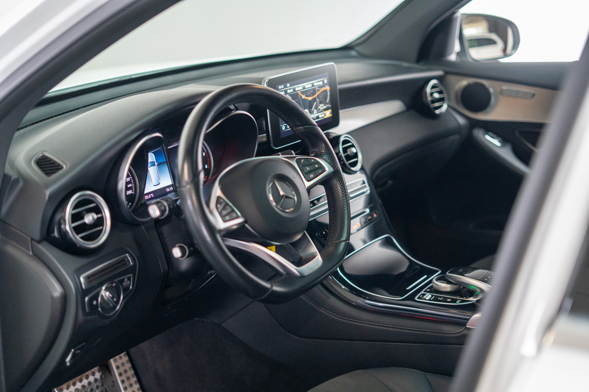 MERCEDES-BENZ GLC 250 d AMG Line 4m / CH-Fahrzeug / Panorama / Rückfahrkamera-image-8