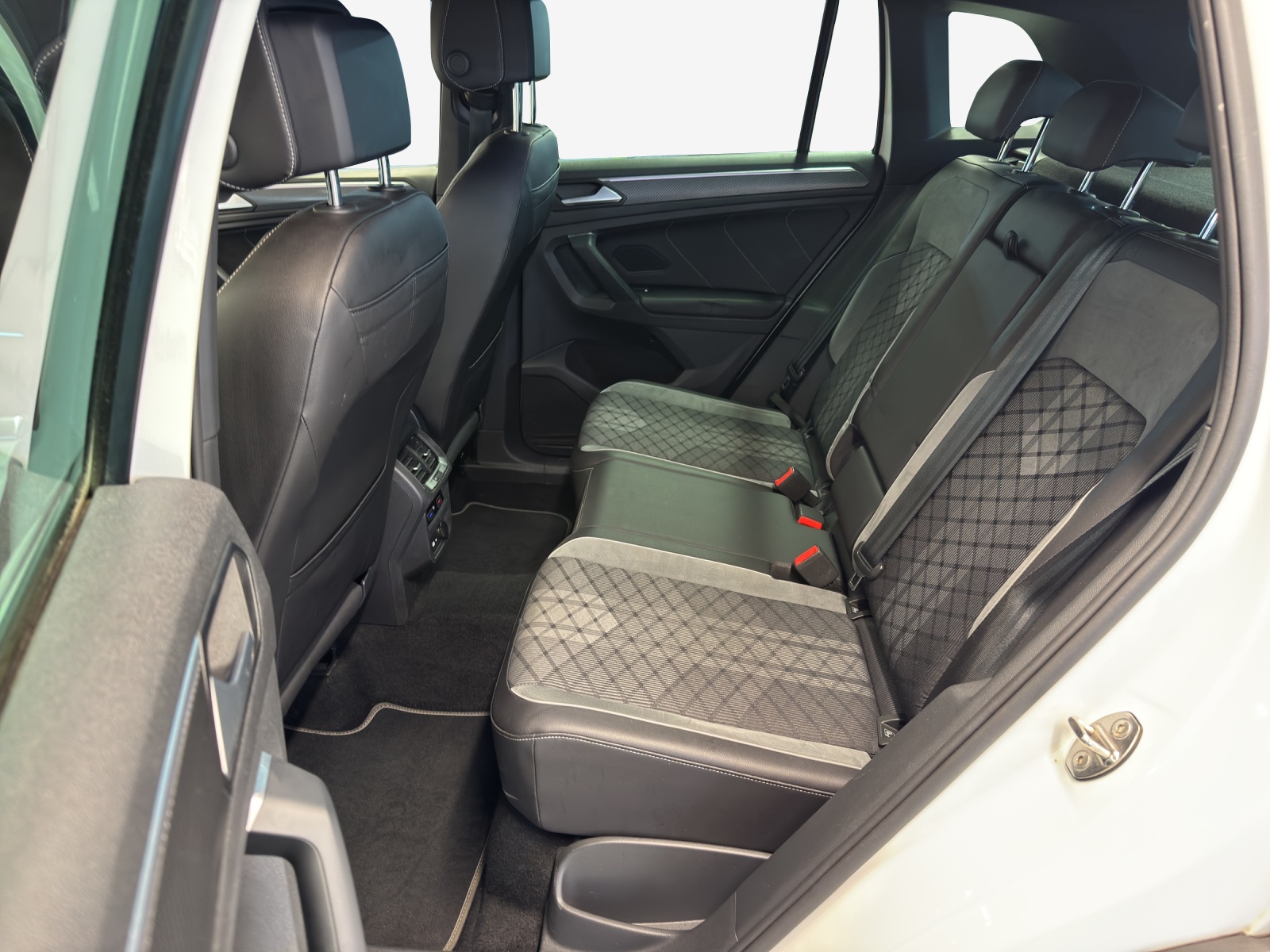 VW Tiguan 2.0TSI R-Line 4Motion DSG-image-11