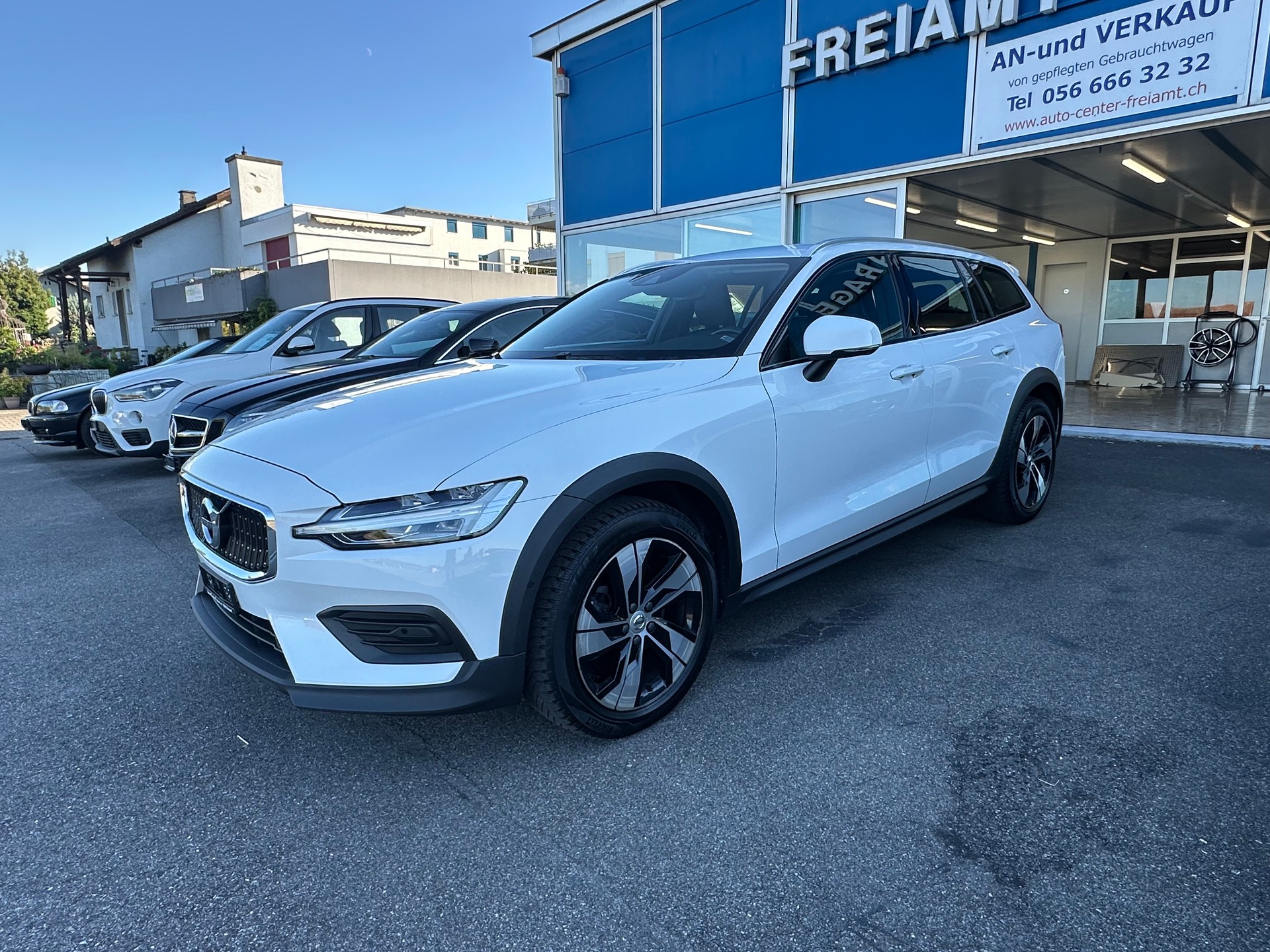 VOLVO V60 Cross Country B4 Mild Hybrid Core AWD Geartronic / Gratis-Service bis 150'000Km-image-1