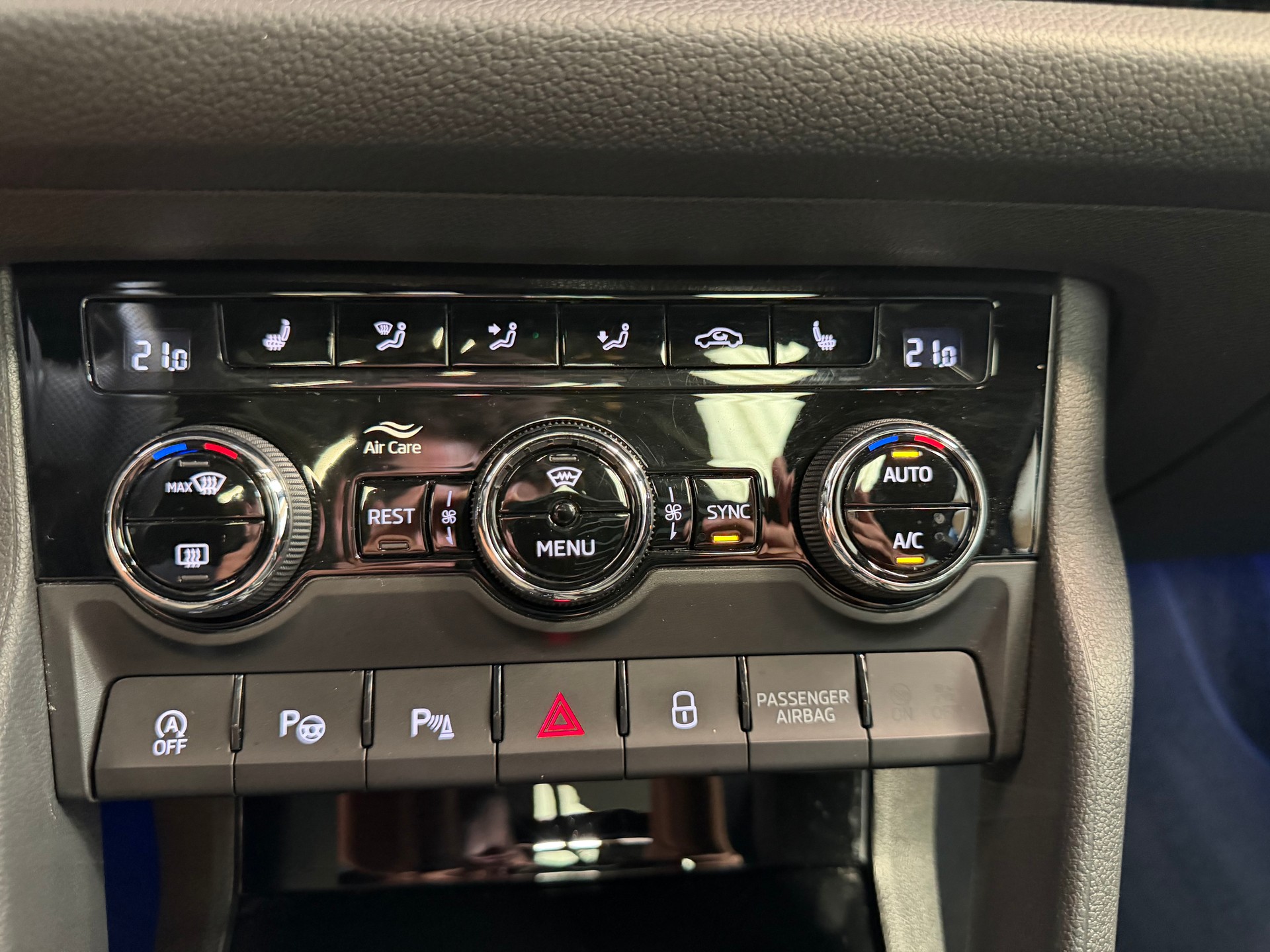 SKODA Kodiaq 2.0 TDI CR SportLine 4x4 DSG AHK frisch ab Service & MFK-image-17