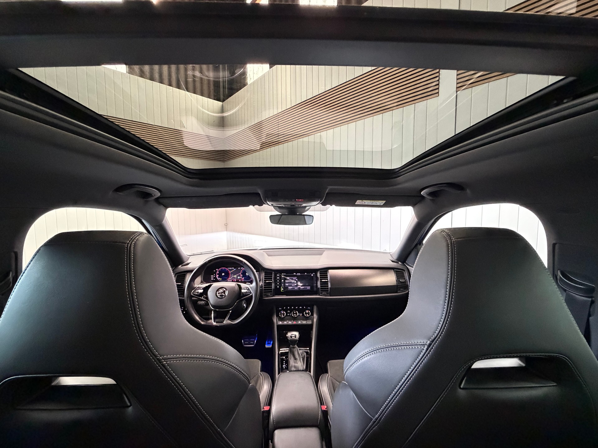 SKODA Kodiaq 2.0 TDI CR SportLine 4x4 DSG AHK frisch ab Service & MFK-image-12