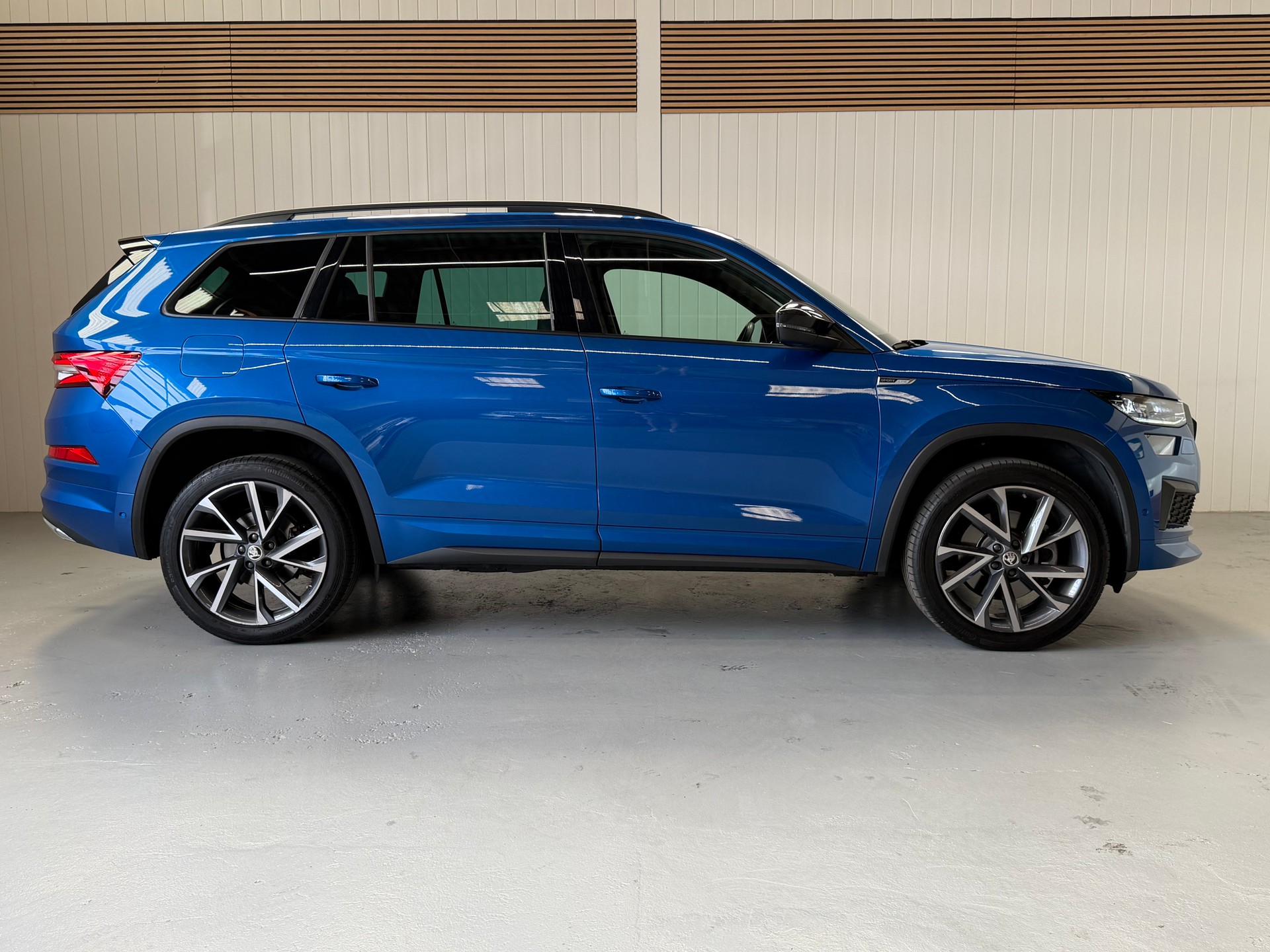 SKODA Kodiaq 2.0 TDI CR SportLine 4x4 DSG AHK frisch ab Service & MFK-image-5