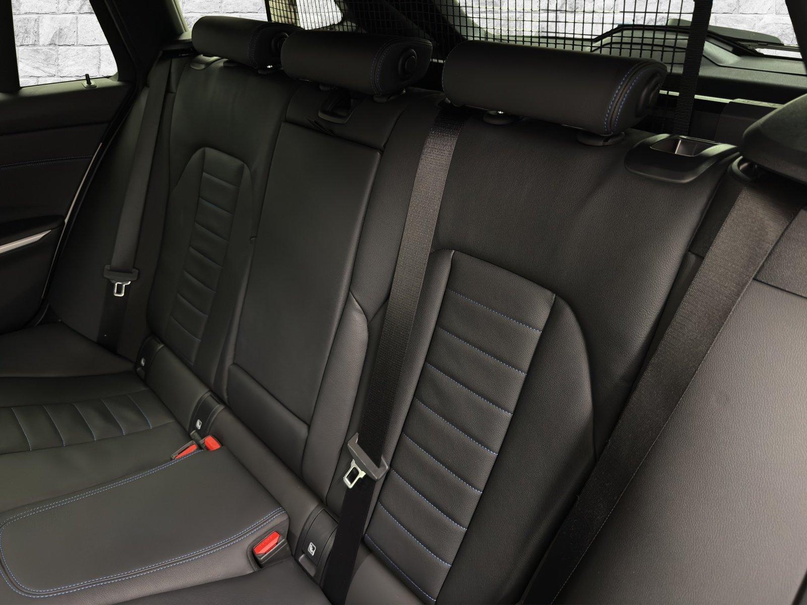 BMW 320d xDrive Touring-image-15