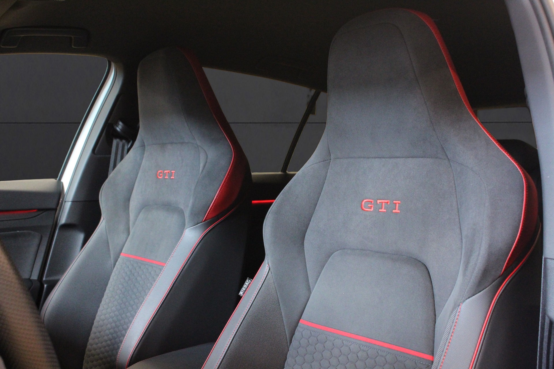 VW Golf 2.0 TSI GTI CLUBSPORT - EDITION DSG 300PS °TOP-Ausstattung °Black & White Package ° MJ. 2024-image-13