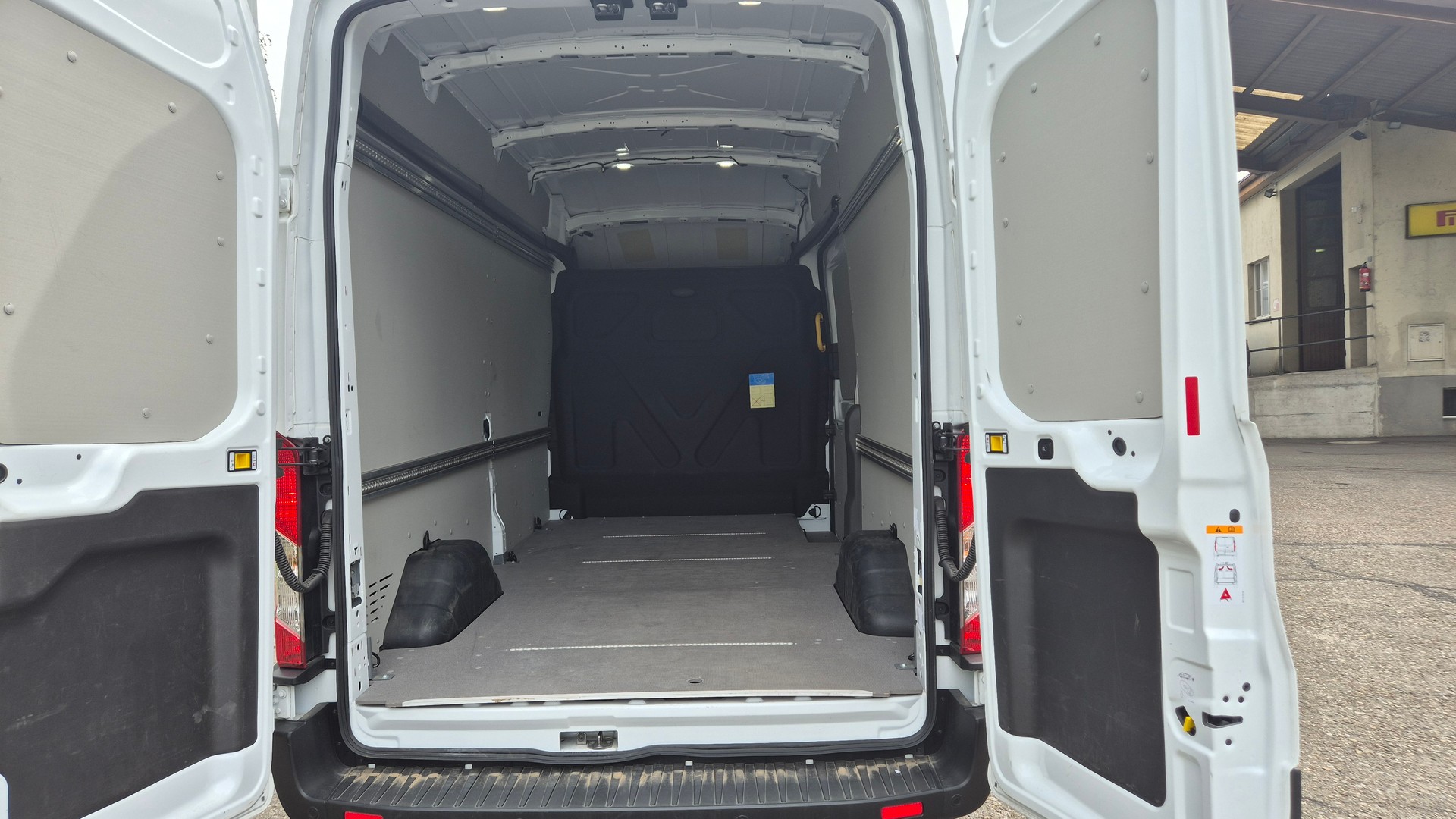 FORD E-Transit Van 350 L3 H3 Trend RWD 68kWh-image-3