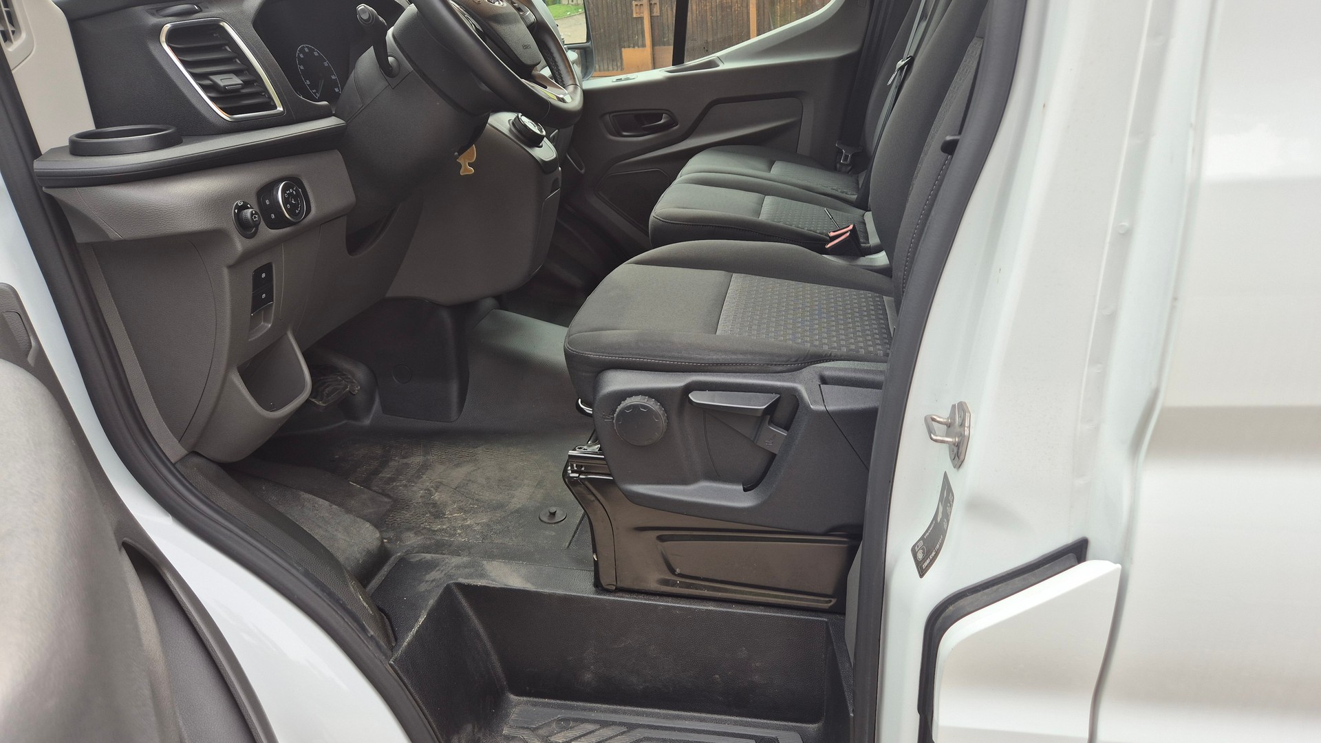 FORD E-Transit Van 350 L3 H3 Trend RWD 68kWh-image-8