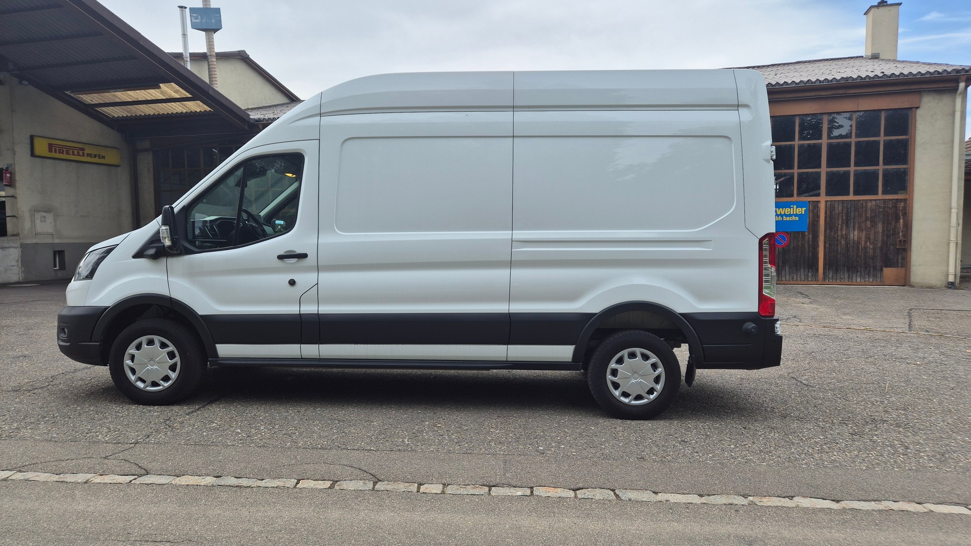 FORD E-Transit Van 350 L3 H3 Trend RWD 68kWh-image-1