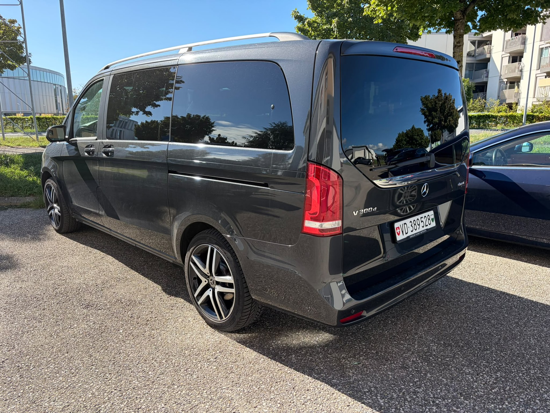 MERCEDES-BENZ V 300 d extralang Swiss Edition 4Matic 9G-Tronic-image-4