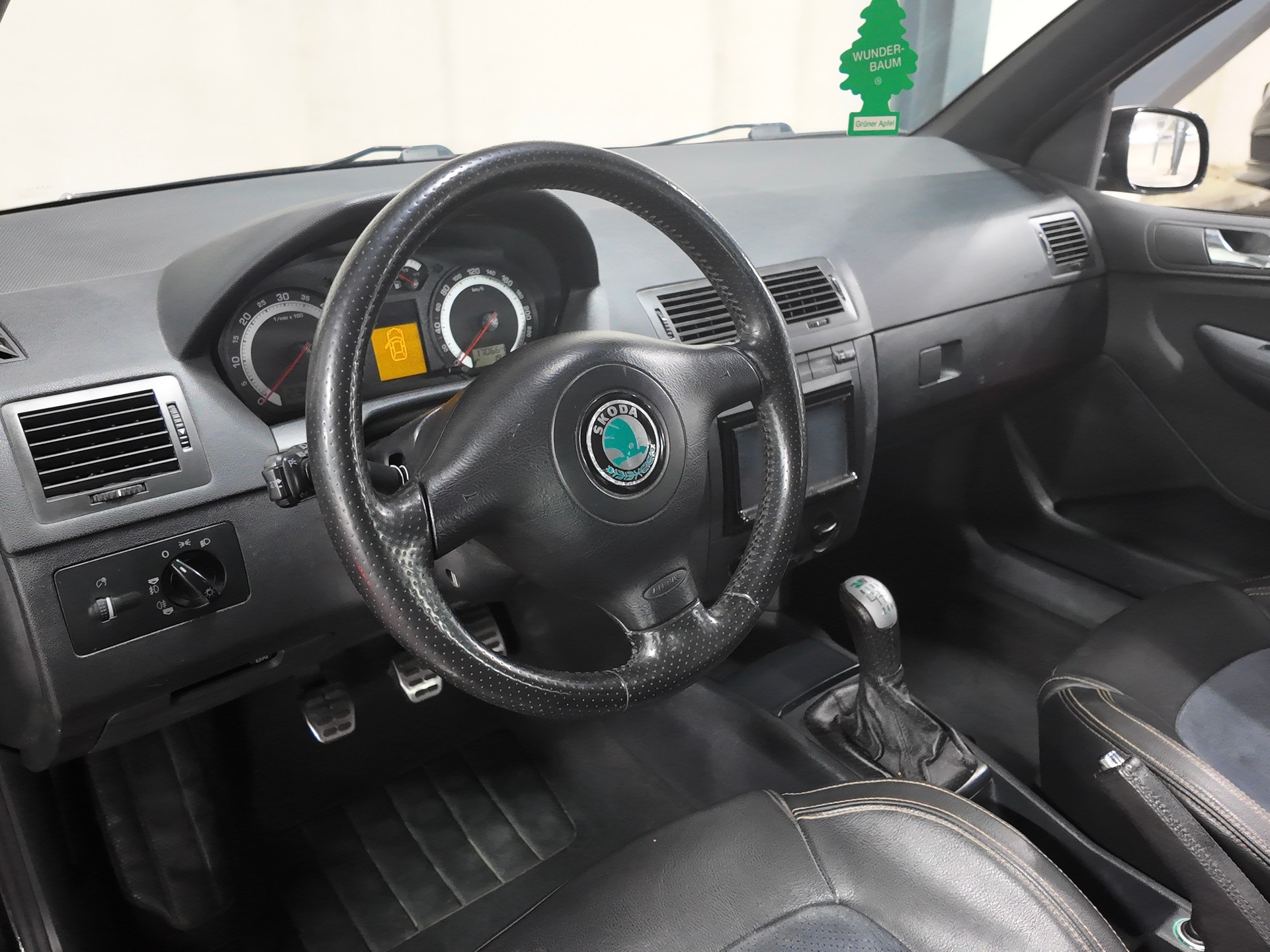 SKODA Fabia 1.9 TDI Black Edition | Leder | Schiebedach | 6-Gang | Asc | Frisch ab Mfk-image-8