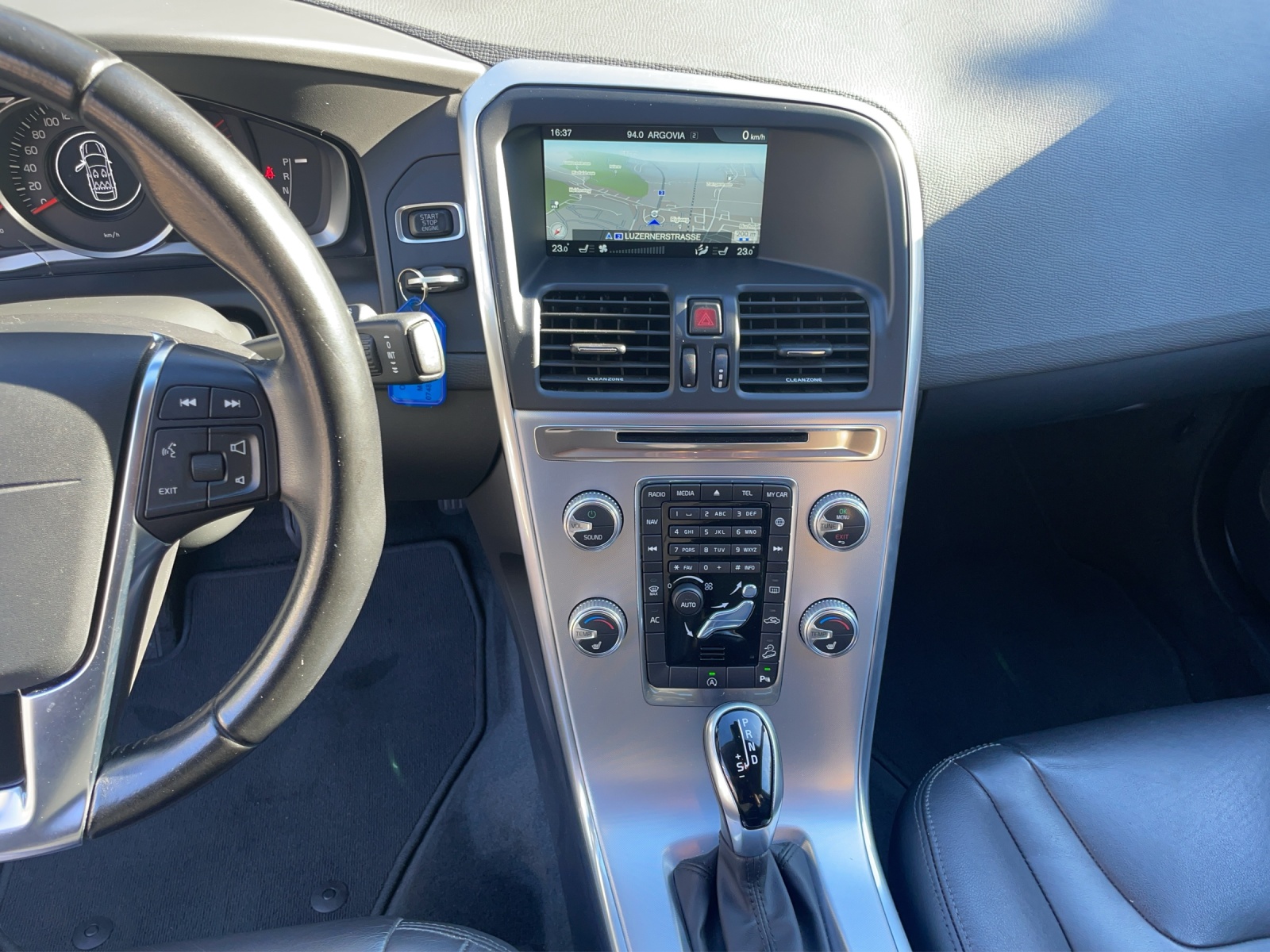 VOLVO XC60 2.4 D4 Momentum AWD S/S-image-16