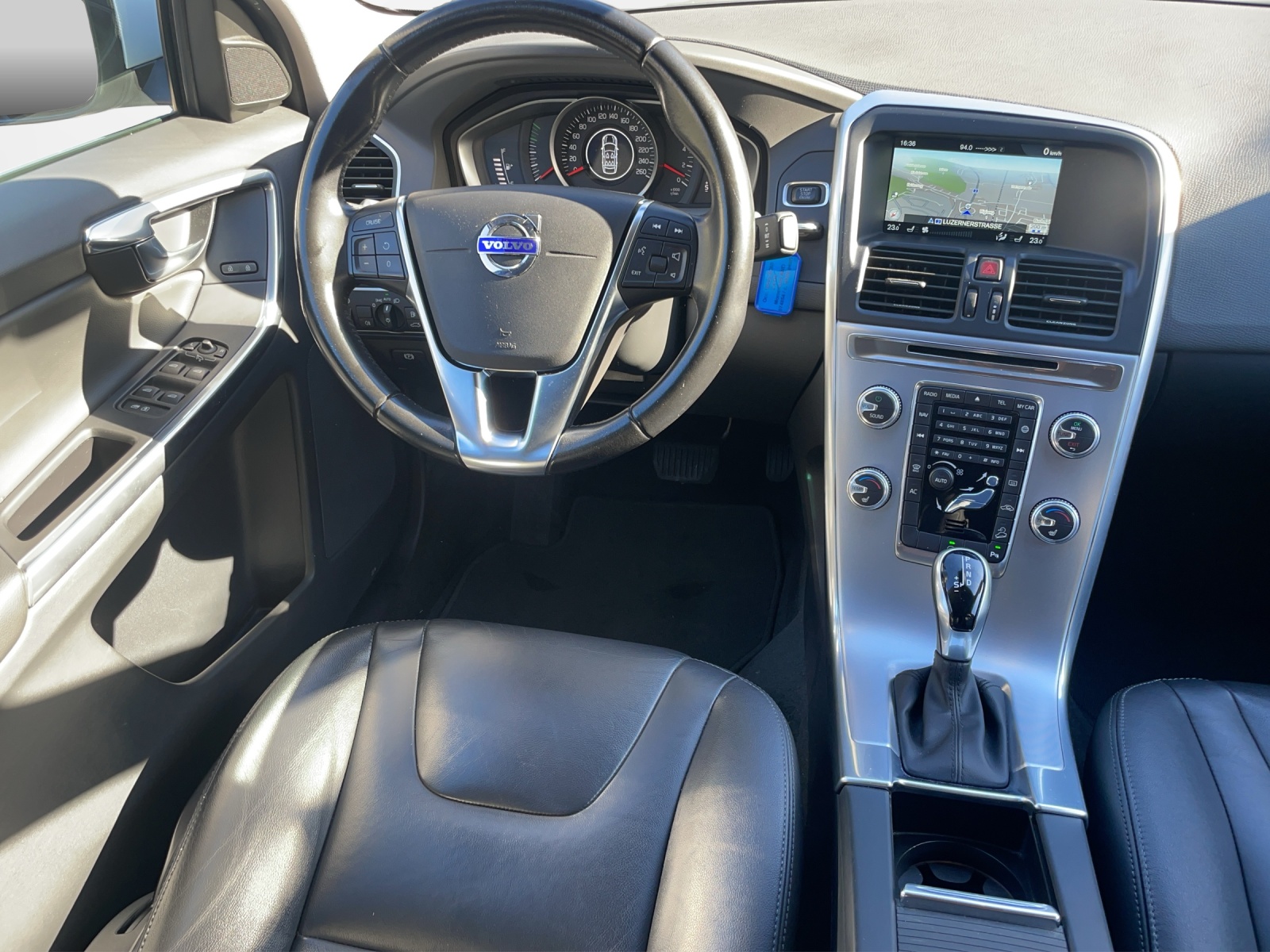VOLVO XC60 2.4 D4 Momentum AWD S/S-image-12