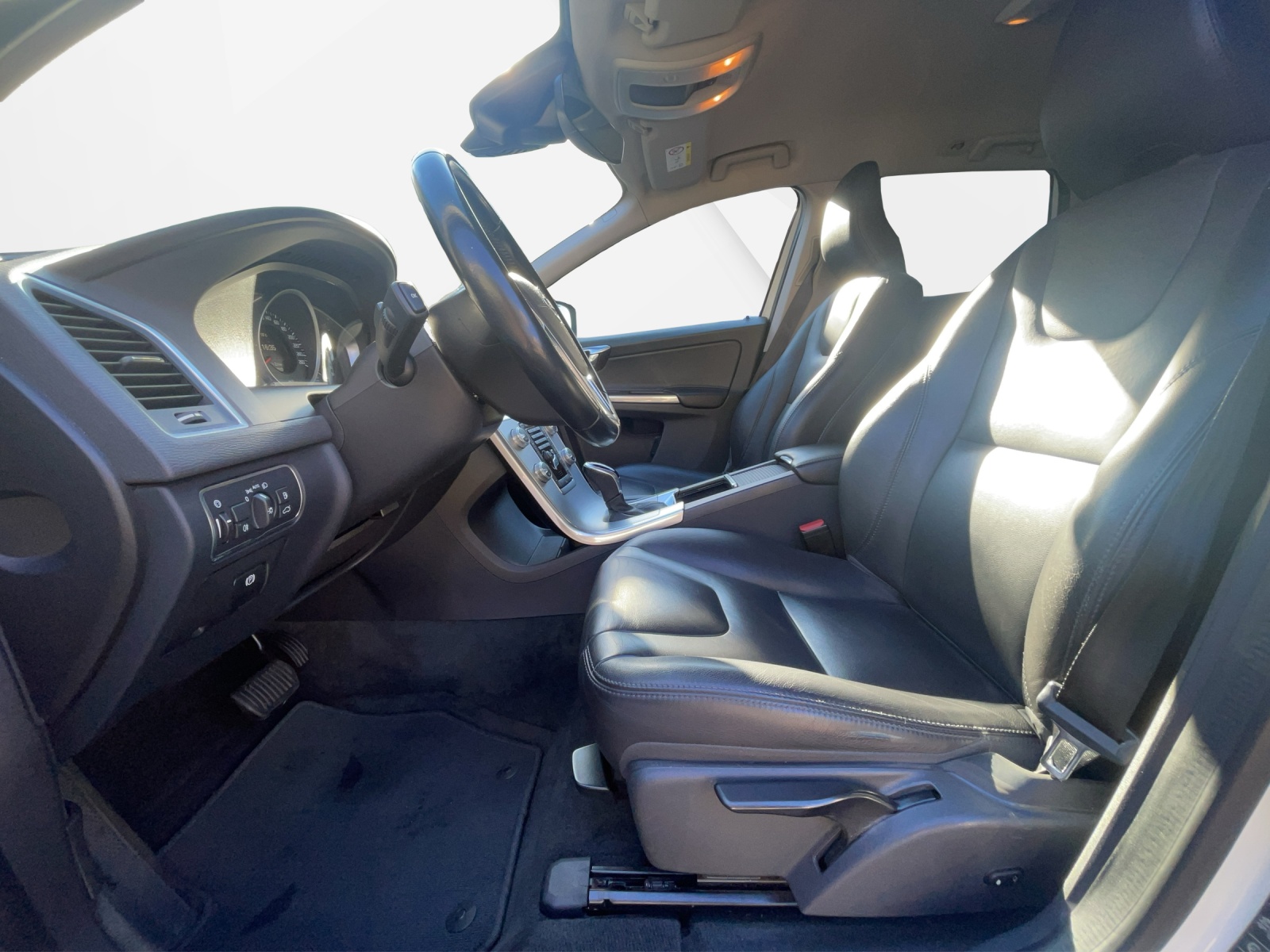 VOLVO XC60 2.4 D4 Momentum AWD S/S-image-9