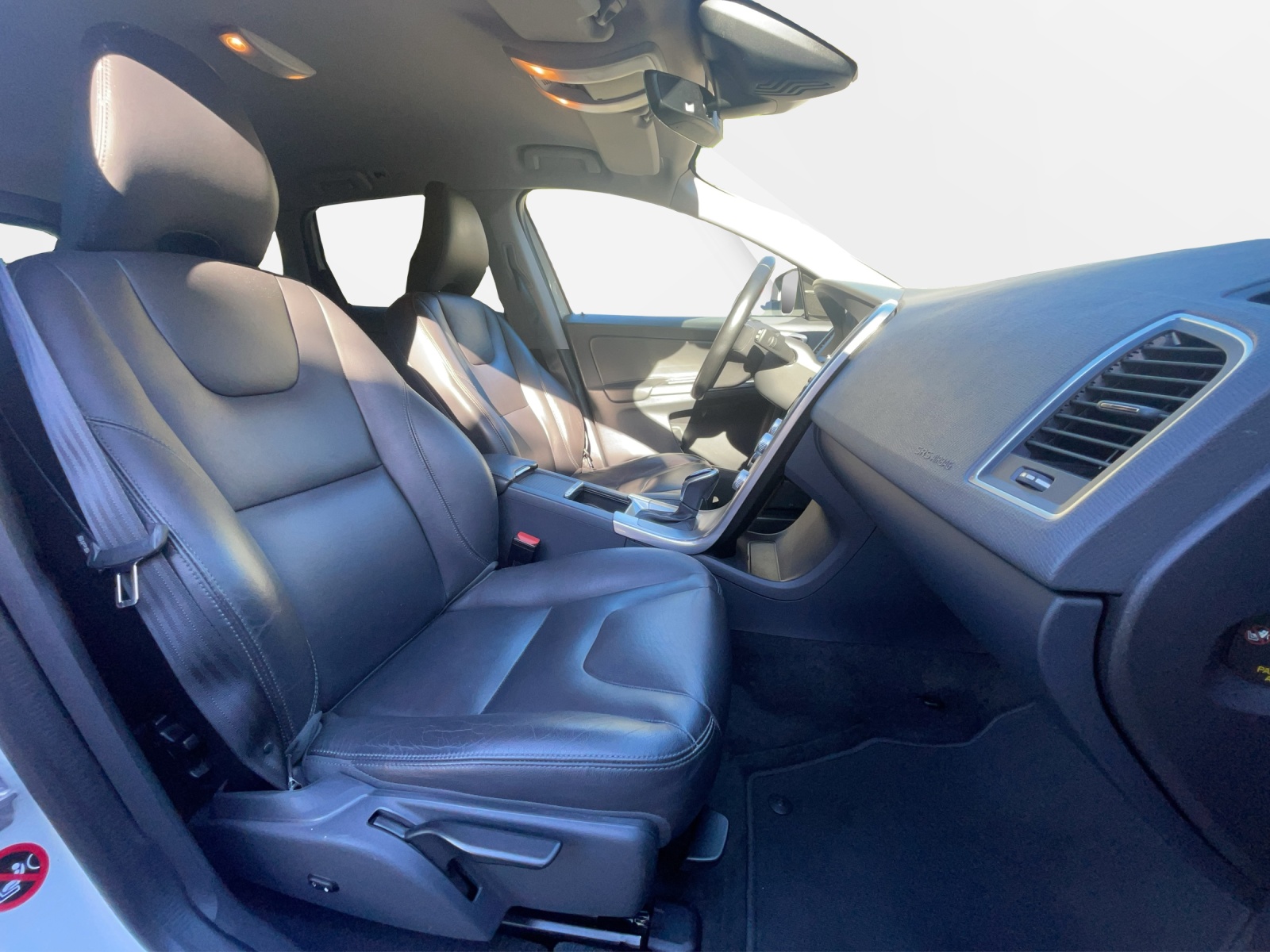 VOLVO XC60 2.4 D4 Momentum AWD S/S-image-17