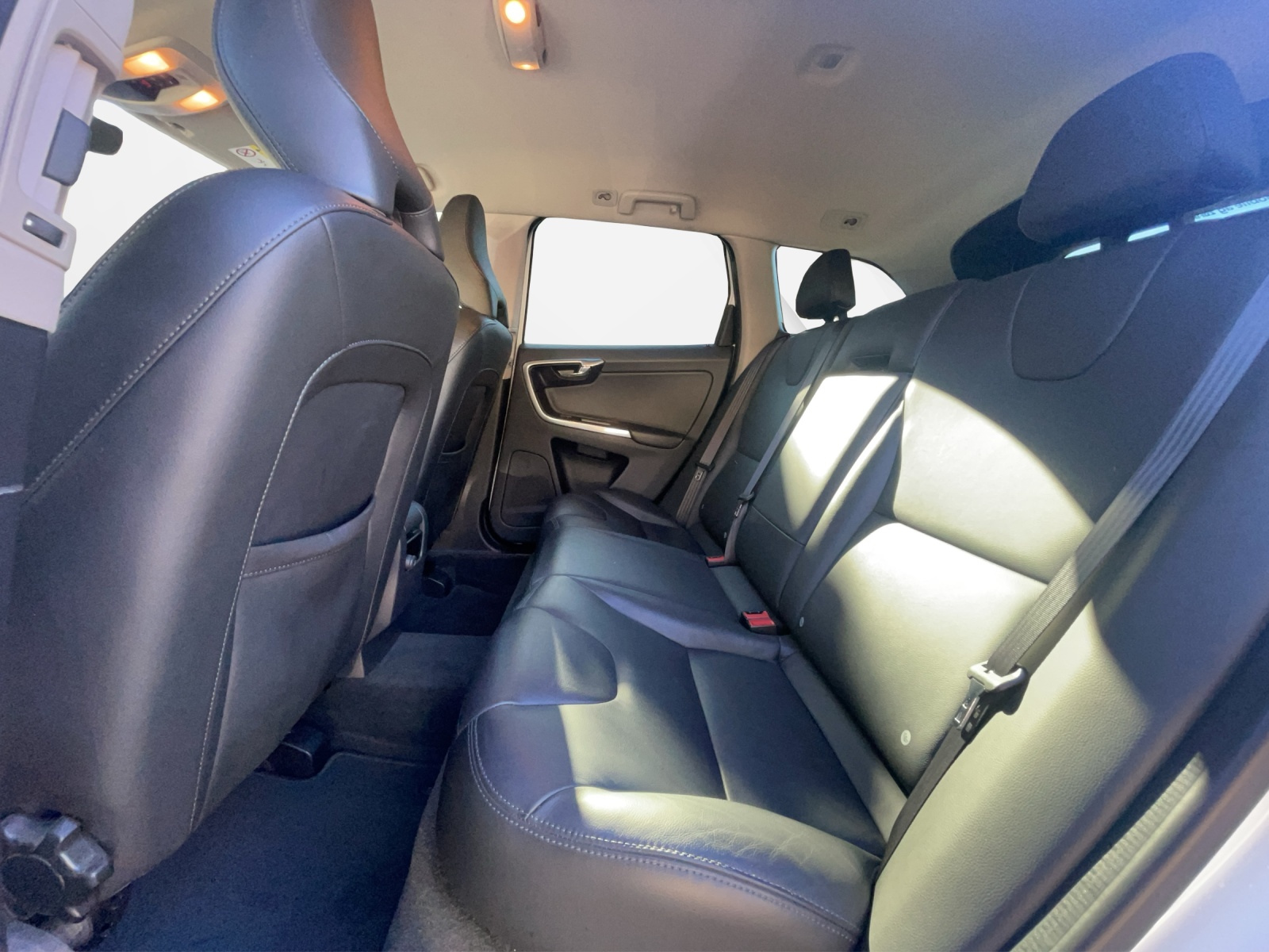 VOLVO XC60 2.4 D4 Momentum AWD S/S-image-13