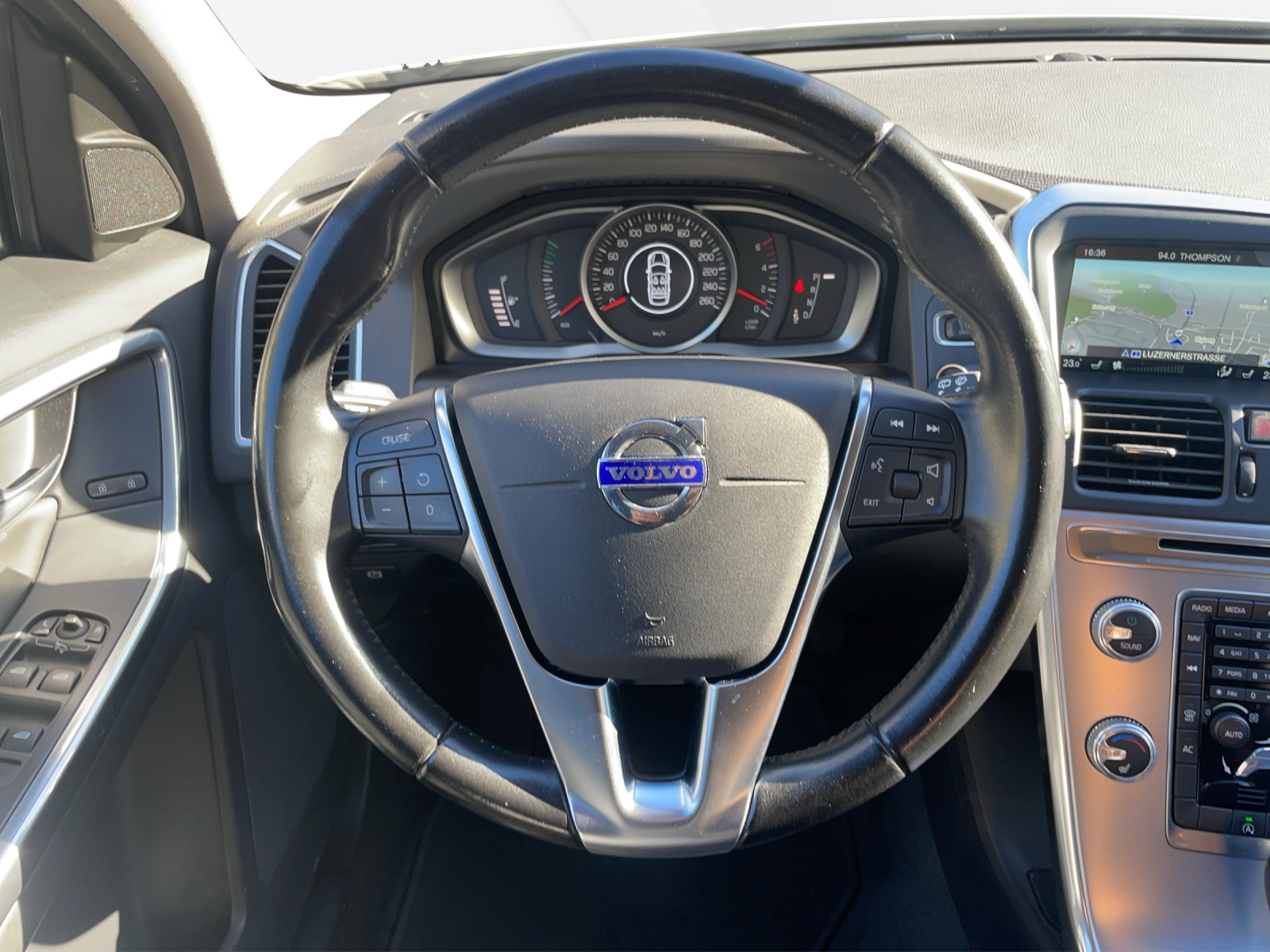 VOLVO XC60 2.4 D4 Momentum AWD S/S-image-11