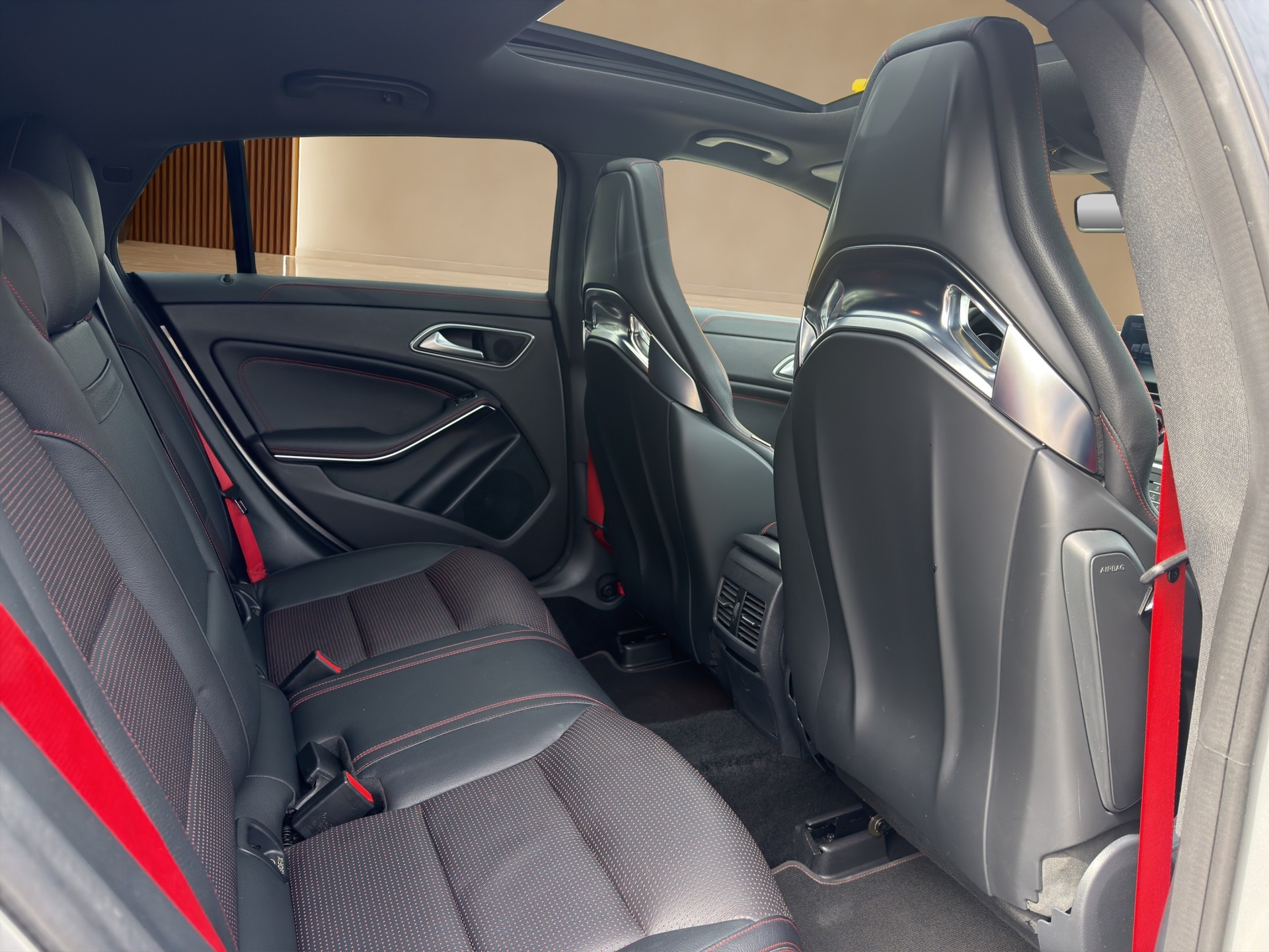 MERCEDES-BENZ CLA Shooting Brake 45 AMG 4Matic Speedshift-image-18