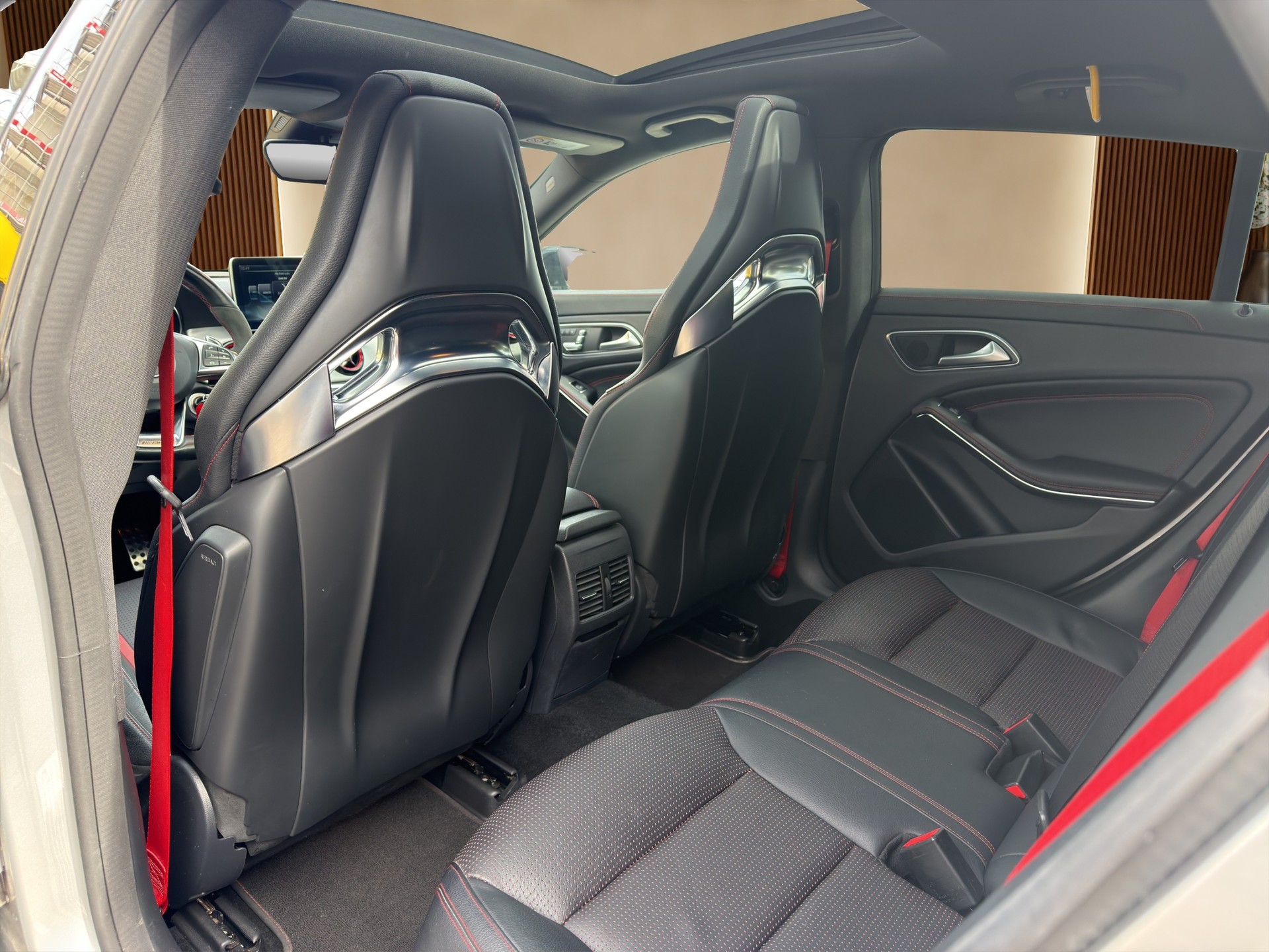 MERCEDES-BENZ CLA Shooting Brake 45 AMG 4Matic Speedshift-image-12