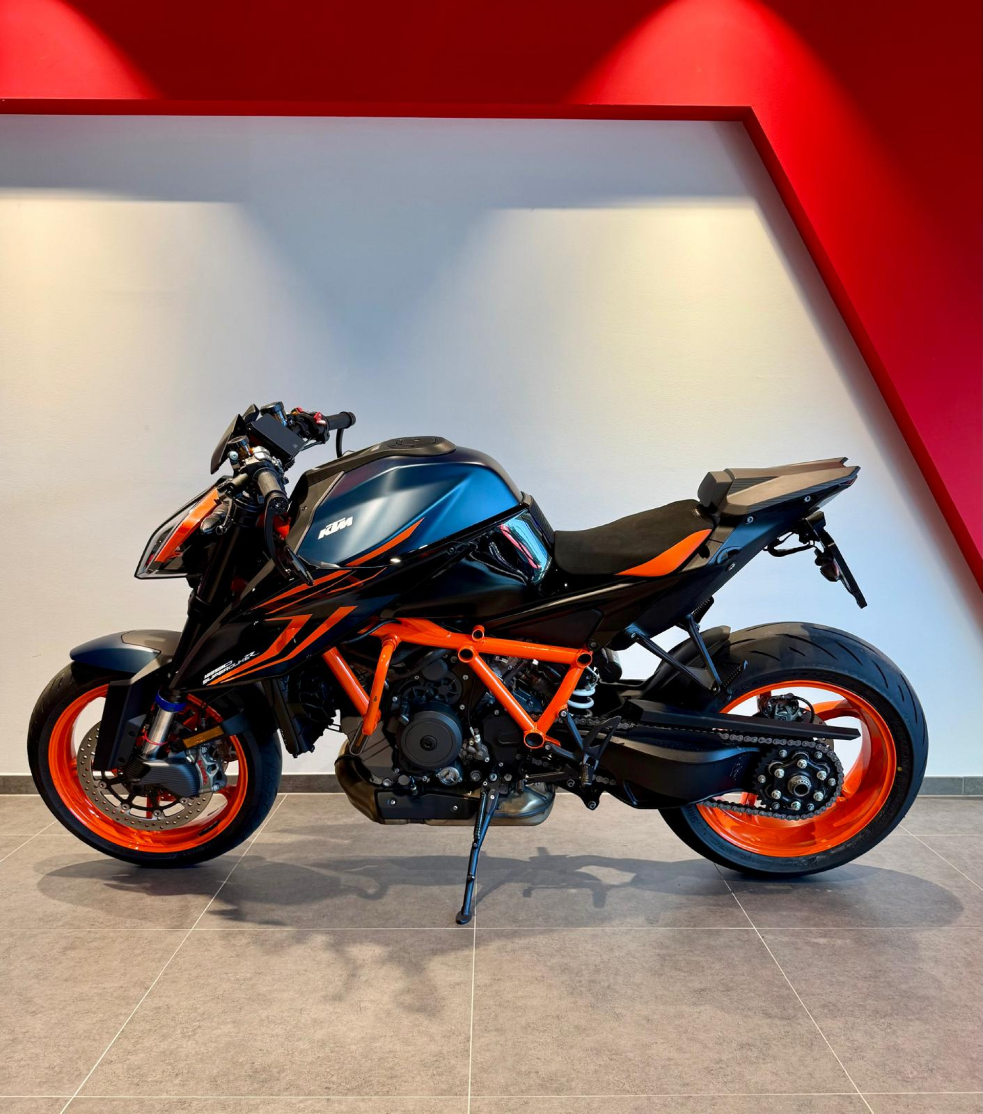 KTM 1290 Super Duke R Evo-showroom-element-2
