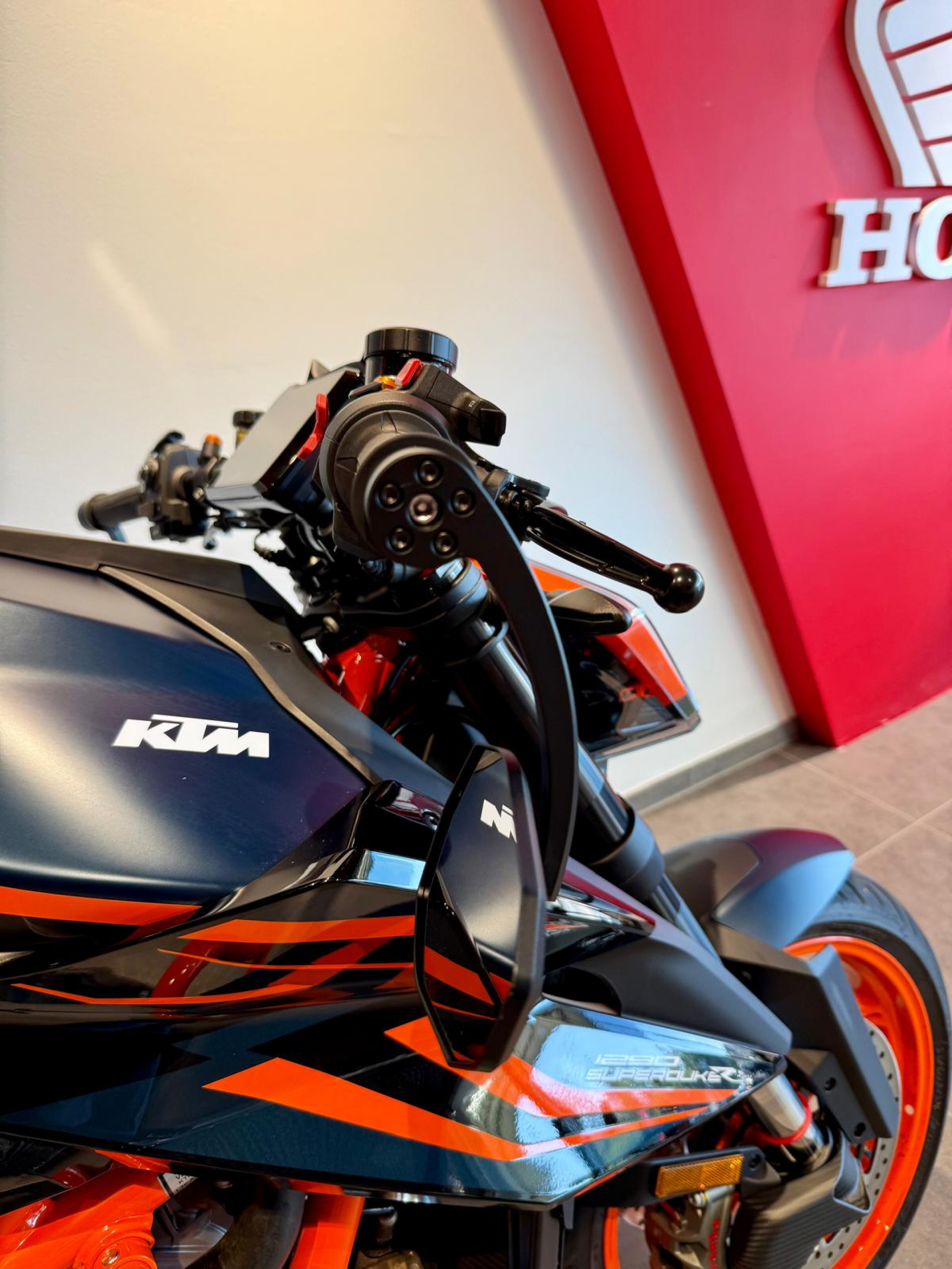 KTM 1290 Super Duke R Evo-showroom-element-3