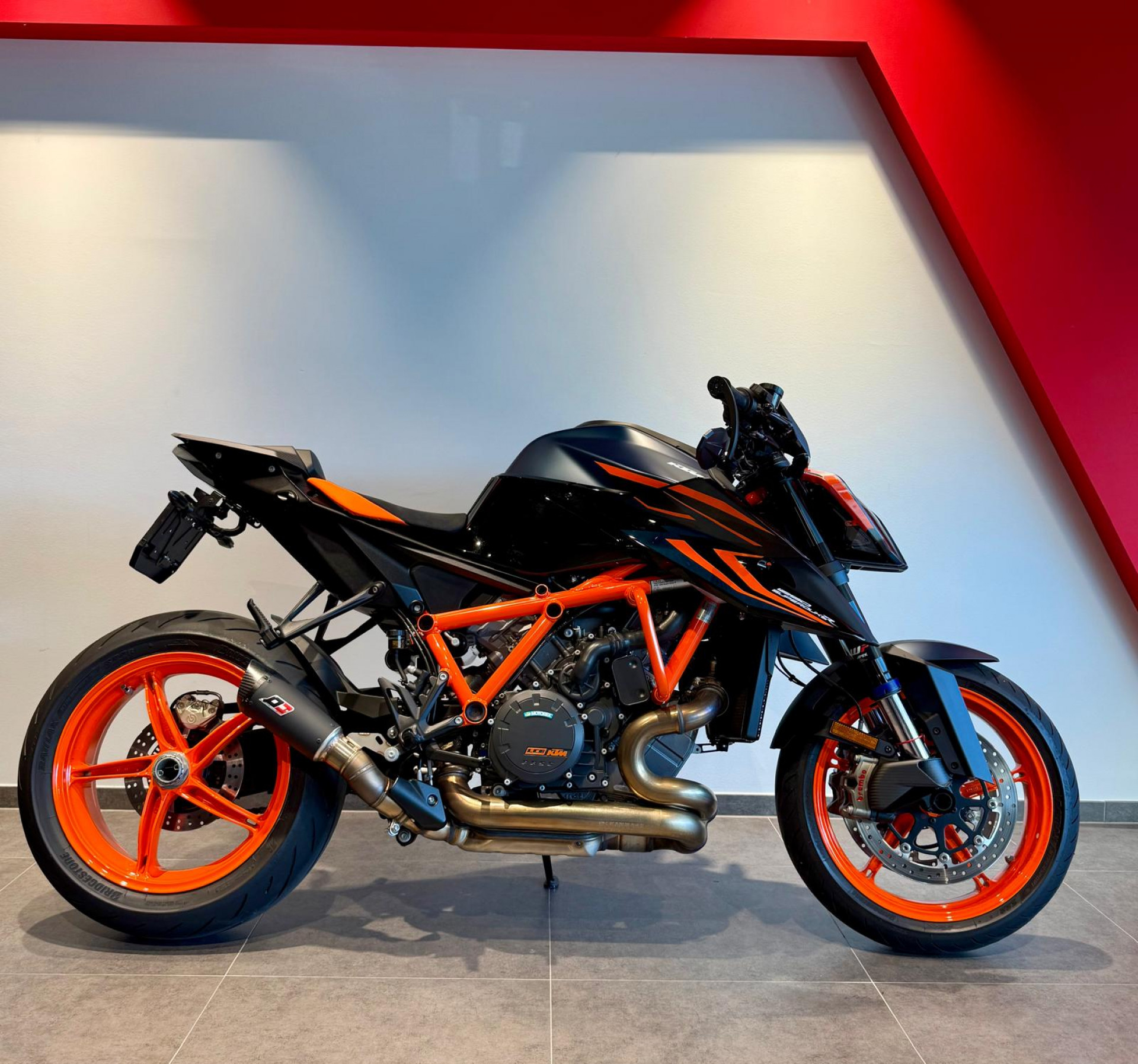 KTM 1290 Super Duke R Evo-showroom-element-1