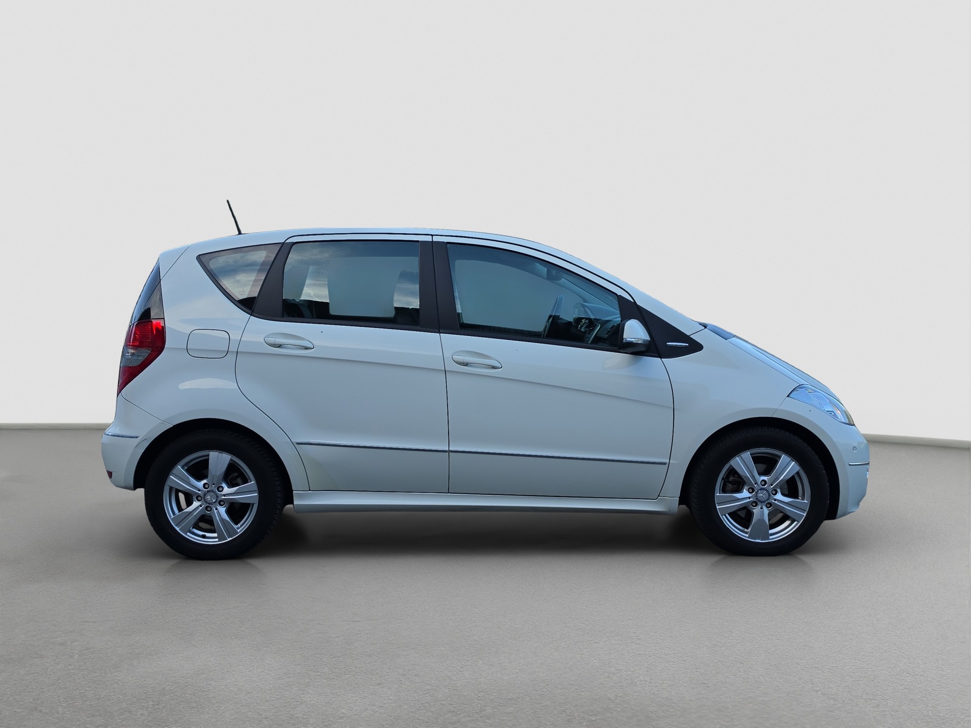 MERCEDES-BENZ A 180 Avantgarde Selection Autotronic-image-5