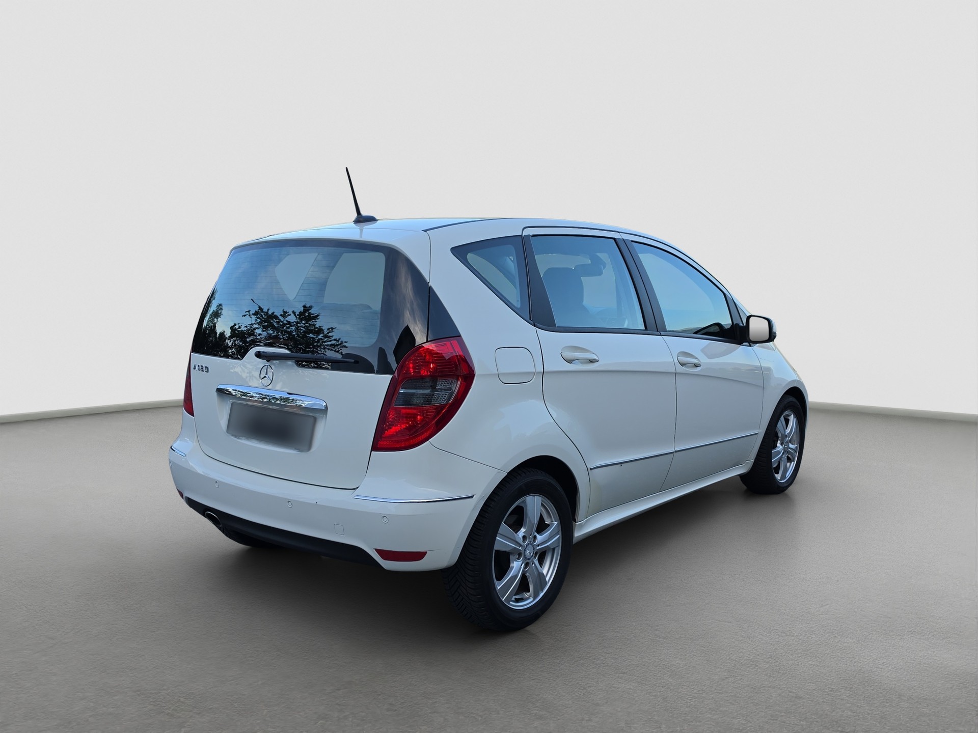 MERCEDES-BENZ A 180 Avantgarde Selection Autotronic-image-4