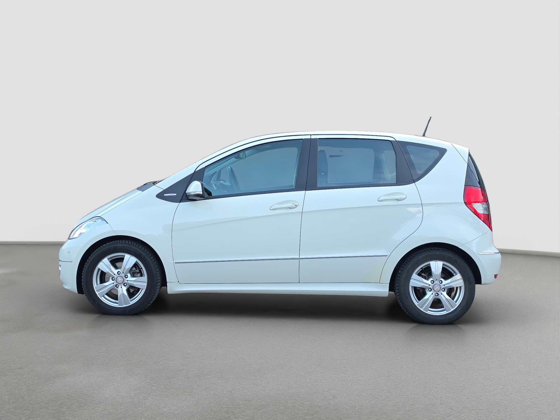 MERCEDES-BENZ A 180 Avantgarde Selection Autotronic-image-1